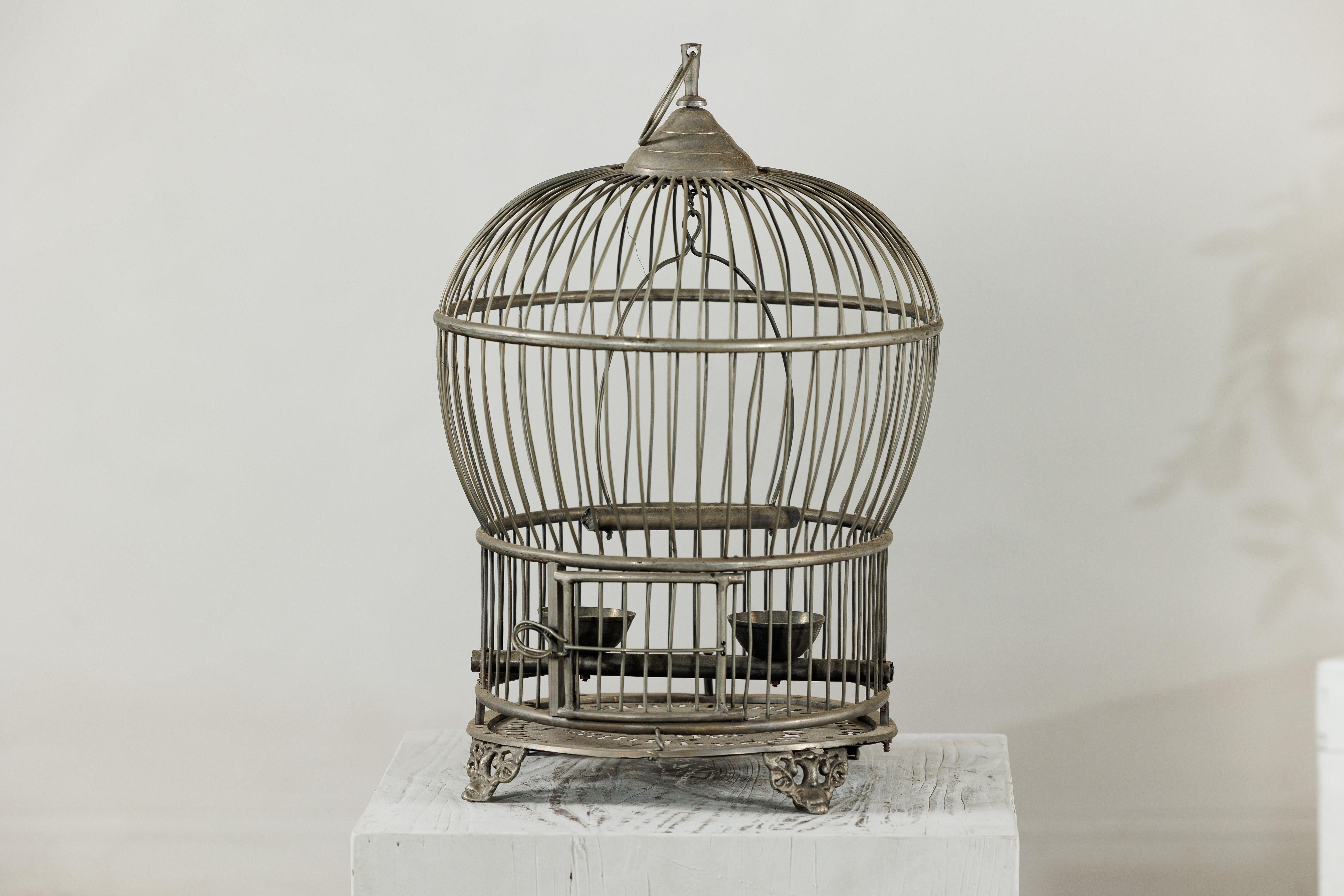 Antiker Vogelkäfig aus indischem Messing mit Montgolfière Form und durchbohrten Füßen im Angebot 11