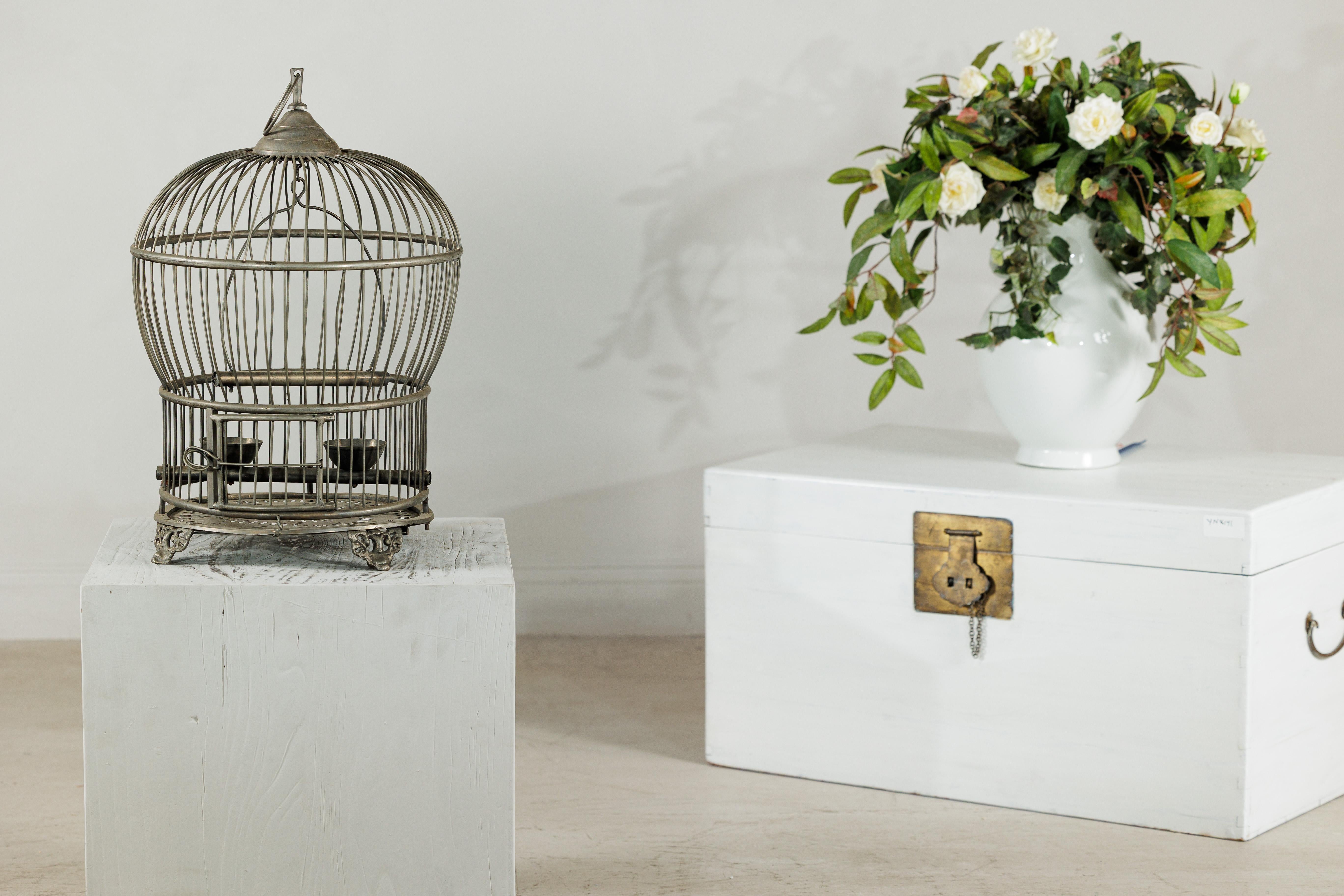 Antiker Vogelkäfig aus indischem Messing mit Montgolfière Form und durchbohrten Füßen im Angebot 12