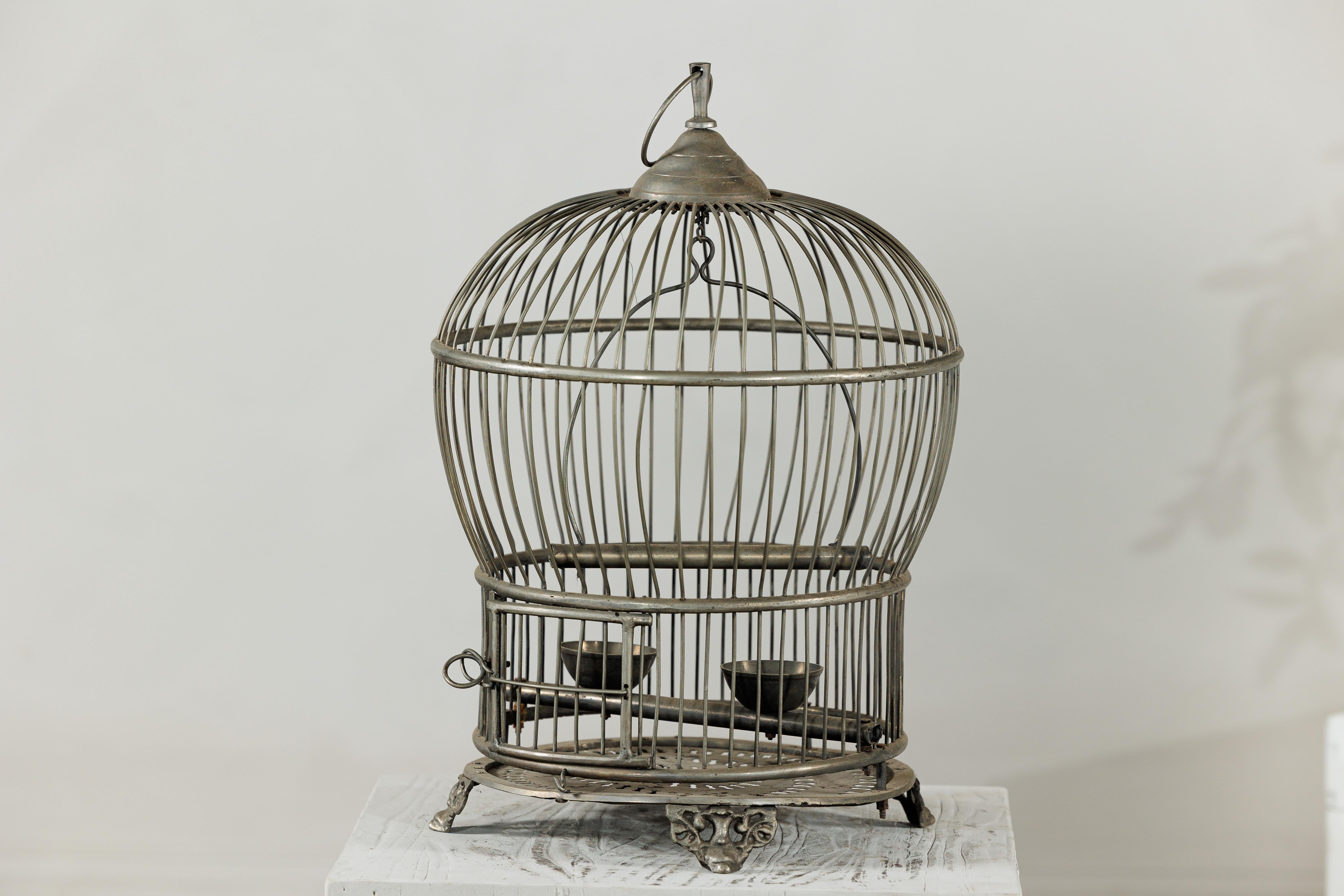 Antiker Vogelkäfig aus indischem Messing mit Montgolfière Form und durchbohrten Füßen im Angebot 13