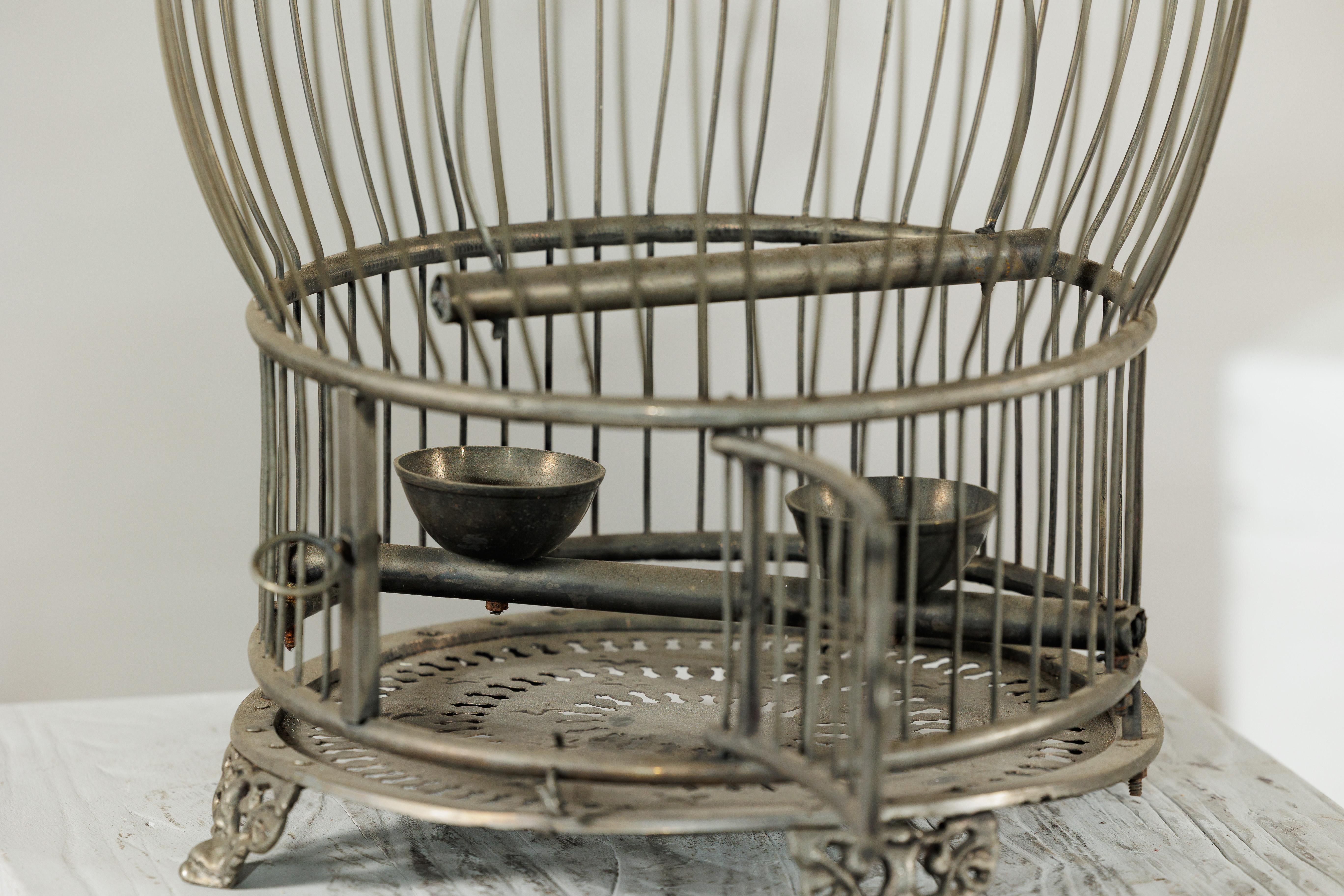 Antiker Vogelkäfig aus indischem Messing mit Montgolfière Form und durchbohrten Füßen im Angebot 14