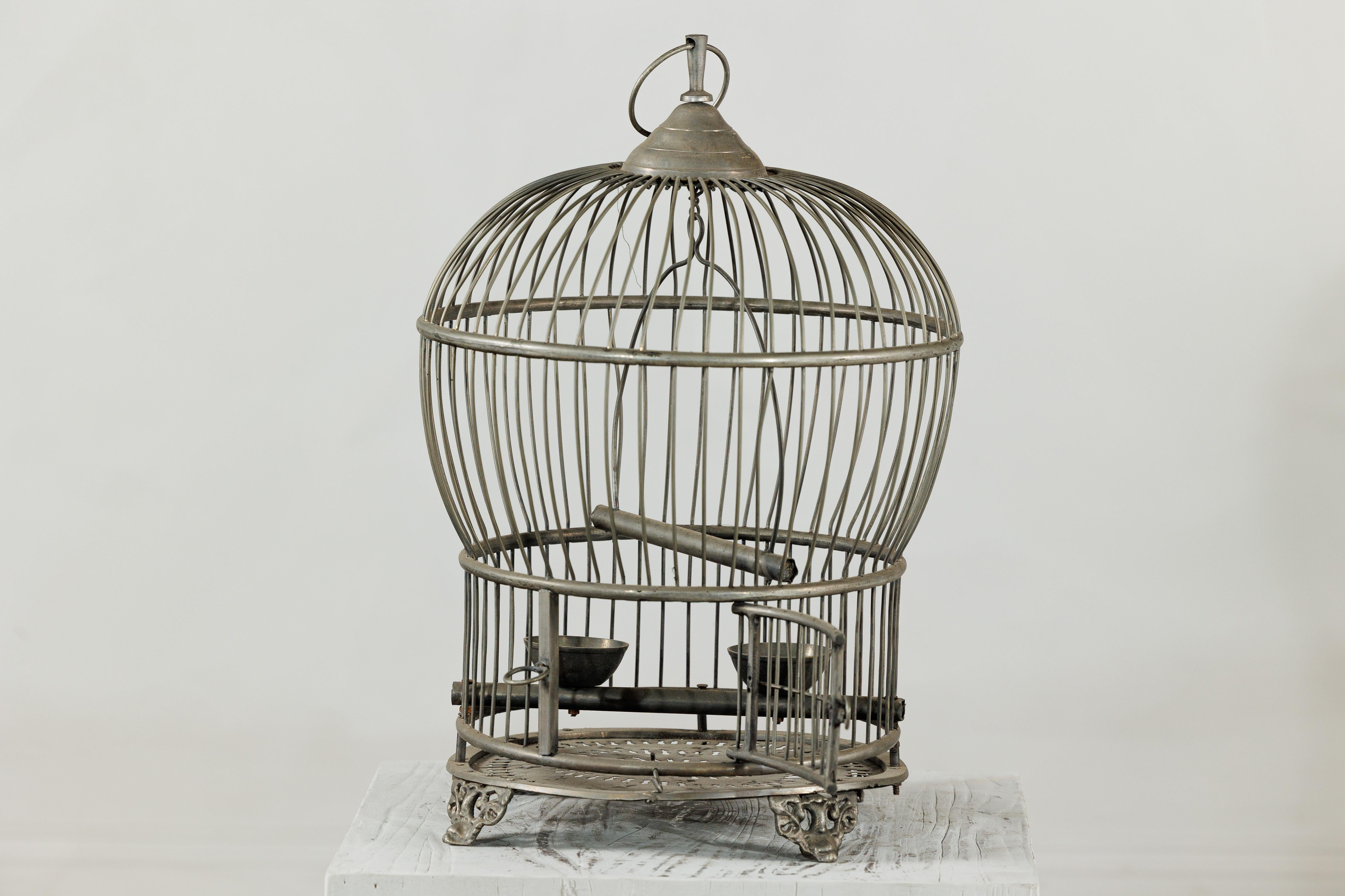 Antiker Vogelkäfig aus indischem Messing mit Montgolfière Form und durchbohrten Füßen (Indisch) im Angebot
