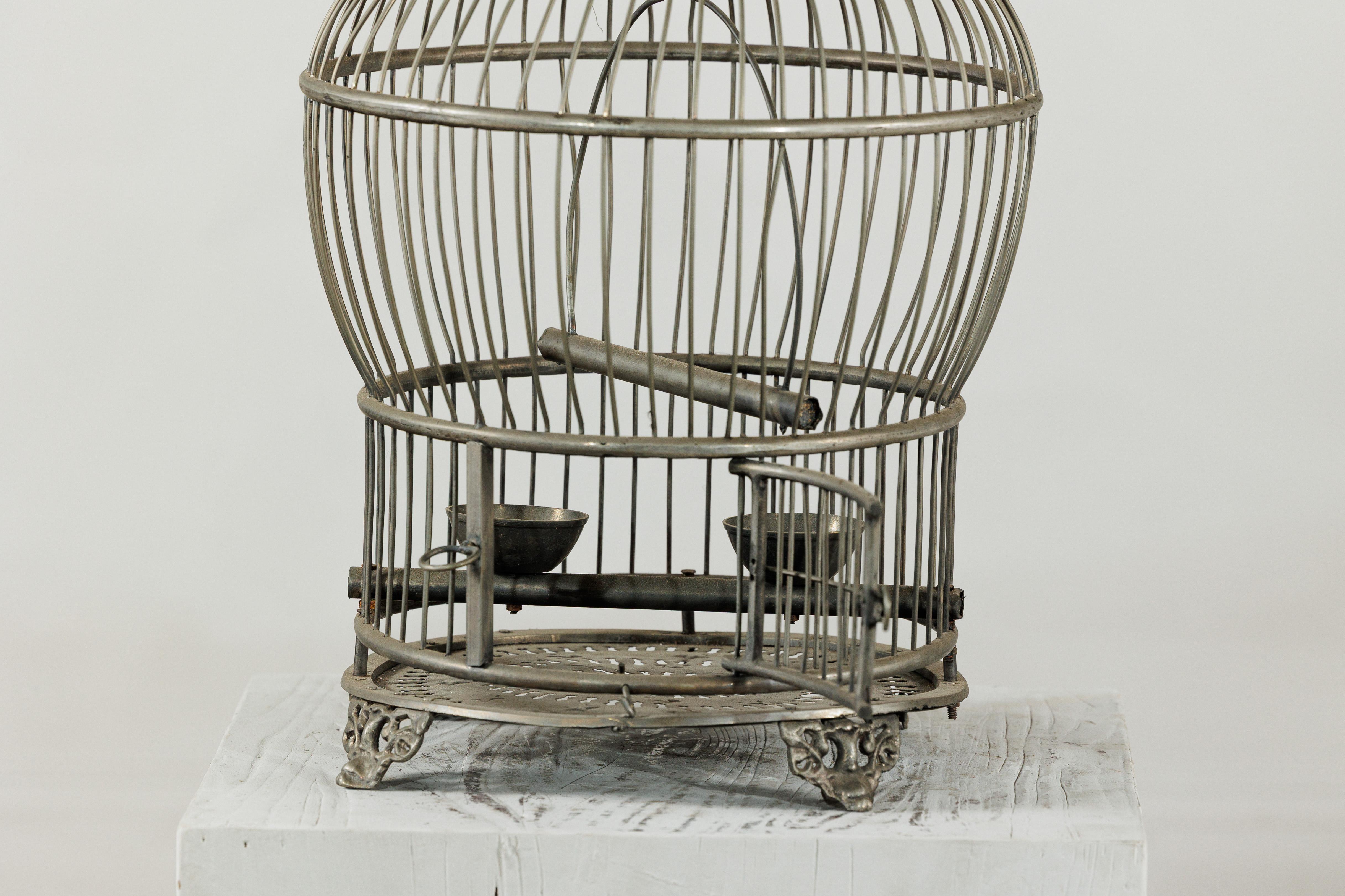 Antiker Vogelkäfig aus indischem Messing mit Montgolfière Form und durchbohrten Füßen im Zustand „Gut“ im Angebot in Yonkers, NY