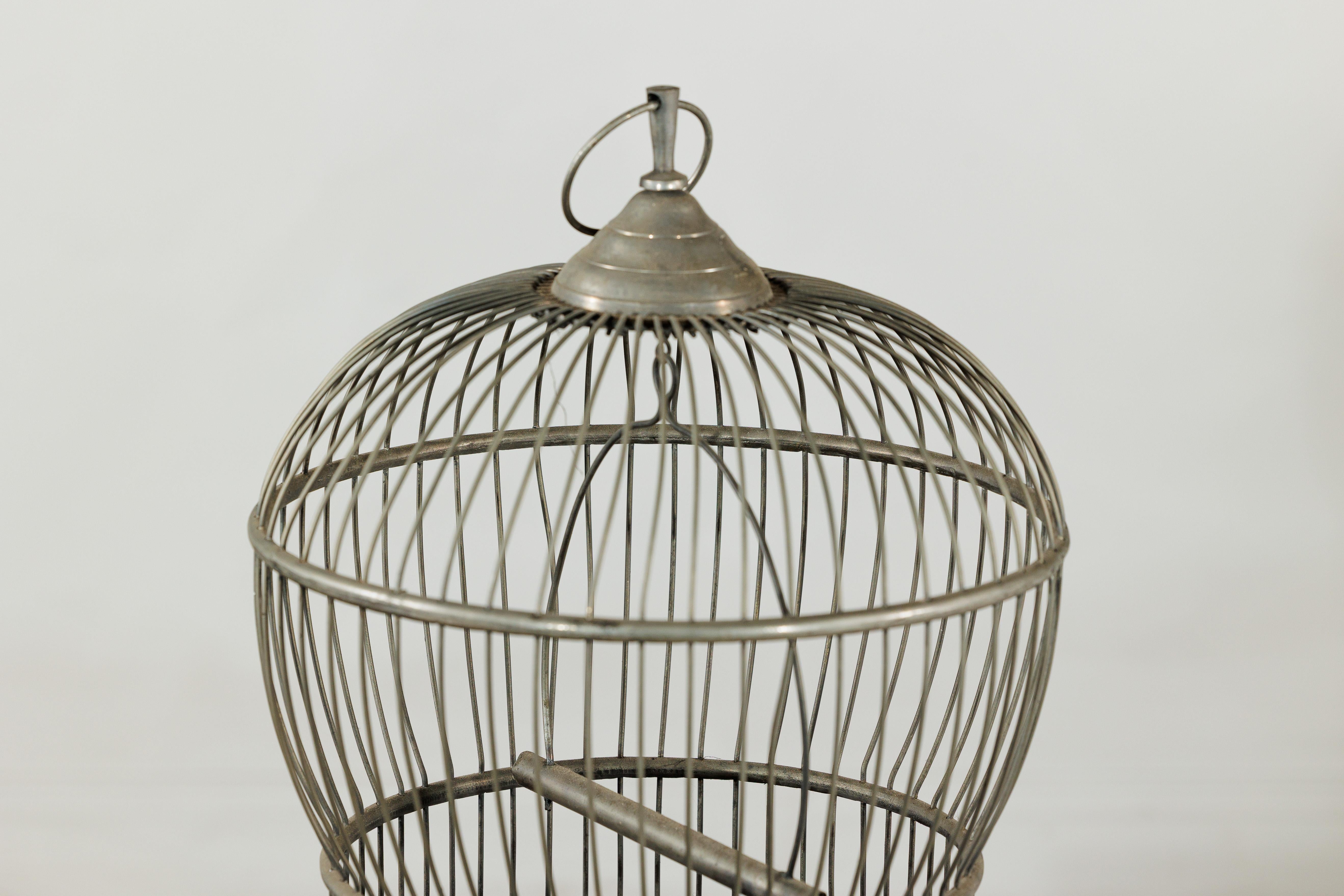 Antiker Vogelkäfig aus indischem Messing mit Montgolfière Form und durchbohrten Füßen (20. Jahrhundert) im Angebot