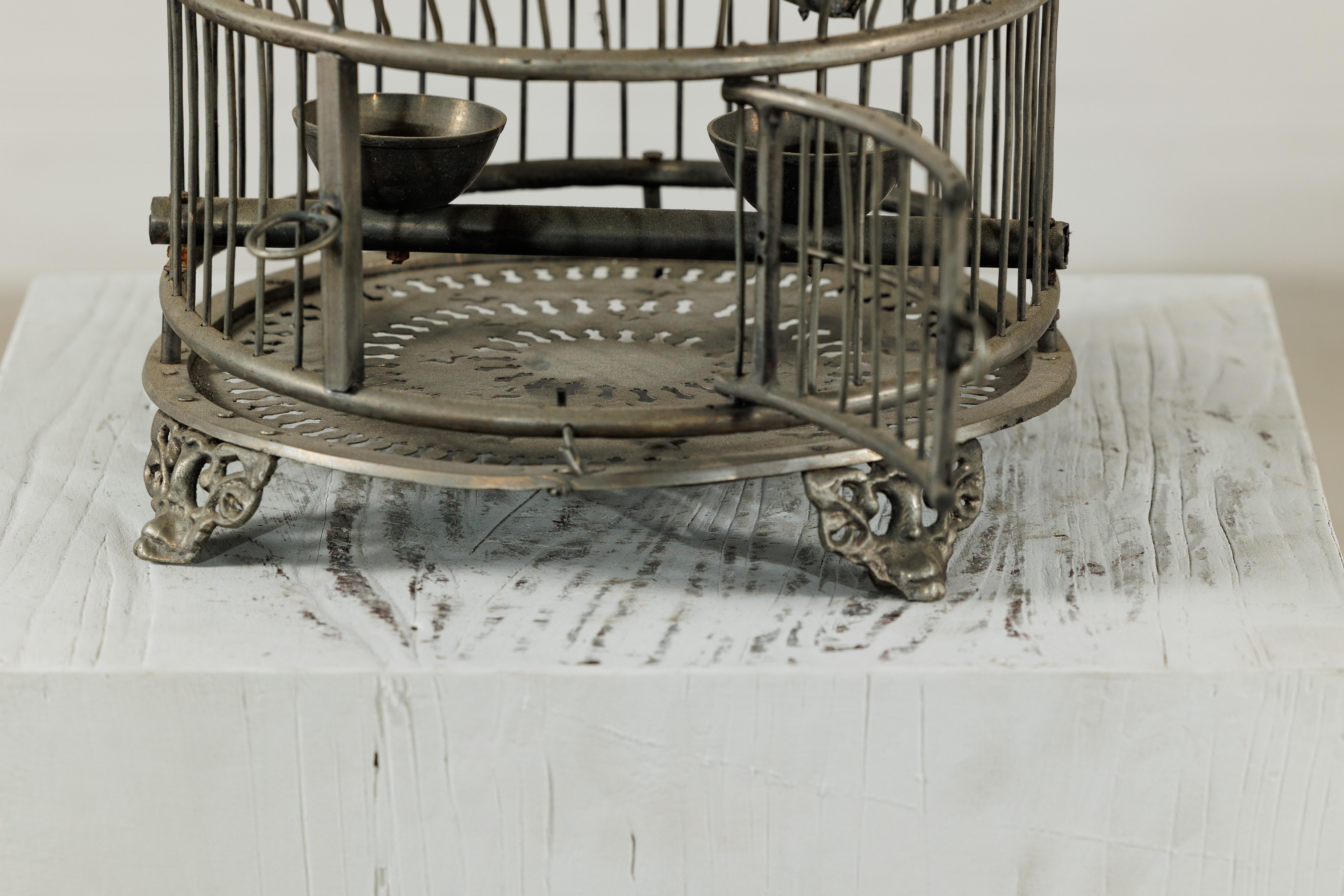 Antiker Vogelkäfig aus indischem Messing mit Montgolfière Form und durchbohrten Füßen im Angebot 1