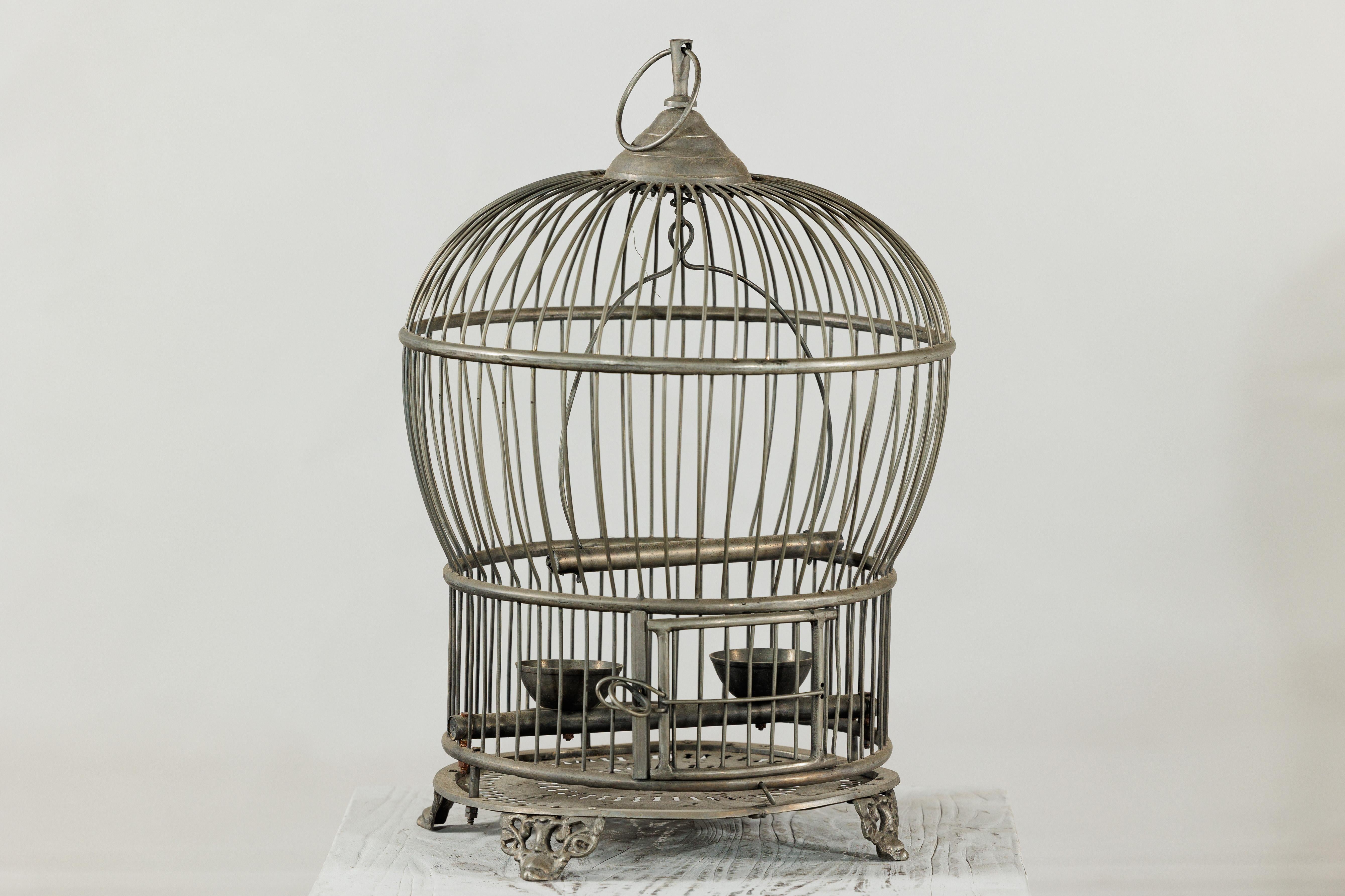 Antiker Vogelkäfig aus indischem Messing mit Montgolfière Form und durchbohrten Füßen im Angebot 4