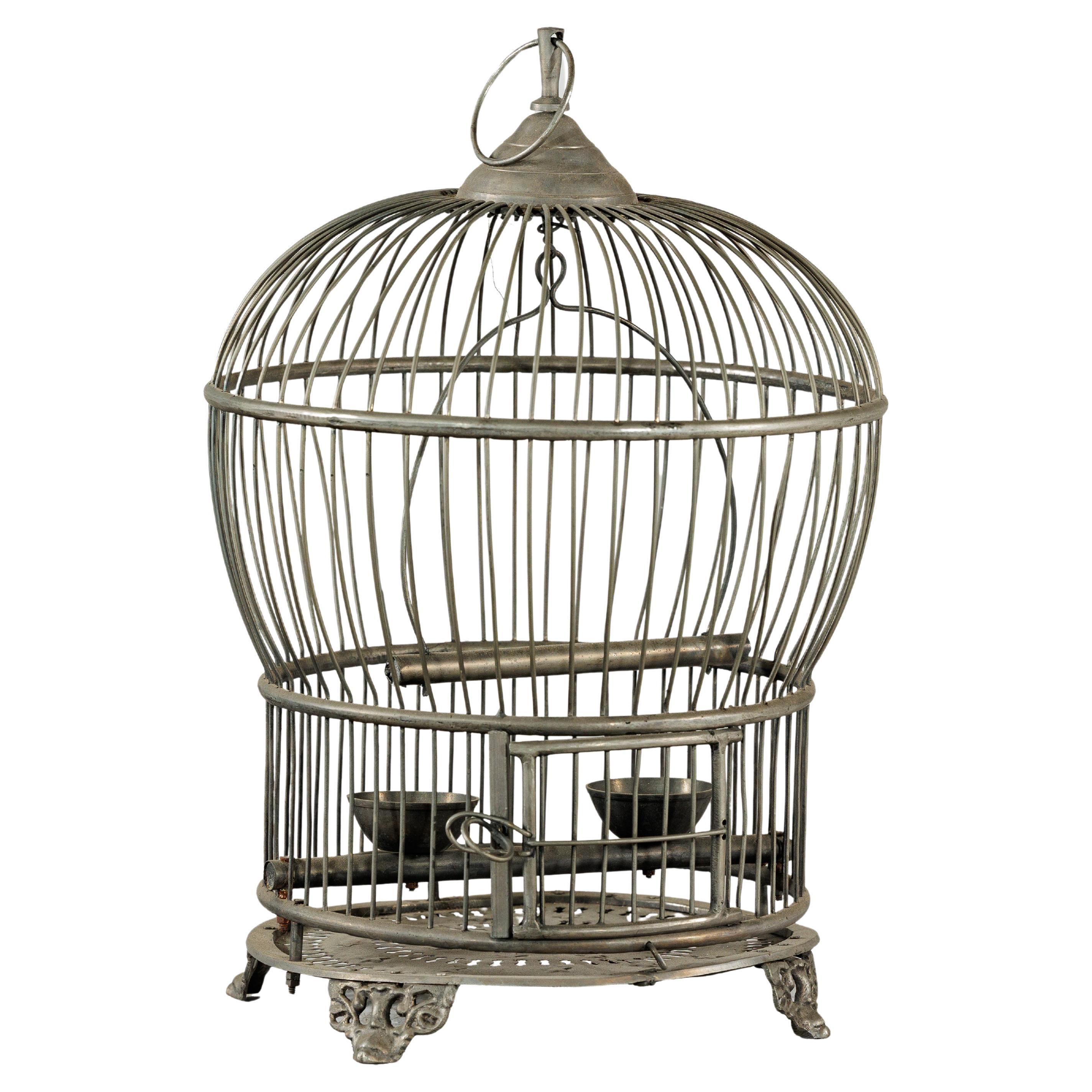 Antigua jaula india de latón para pájaros con forma de Montgolfière y patas perforadas