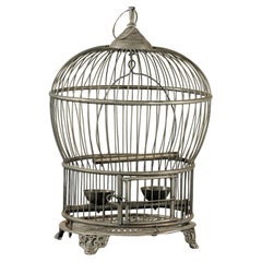 Antigua jaula india de latón para pájaros con forma de Montgolfière y patas perforadas