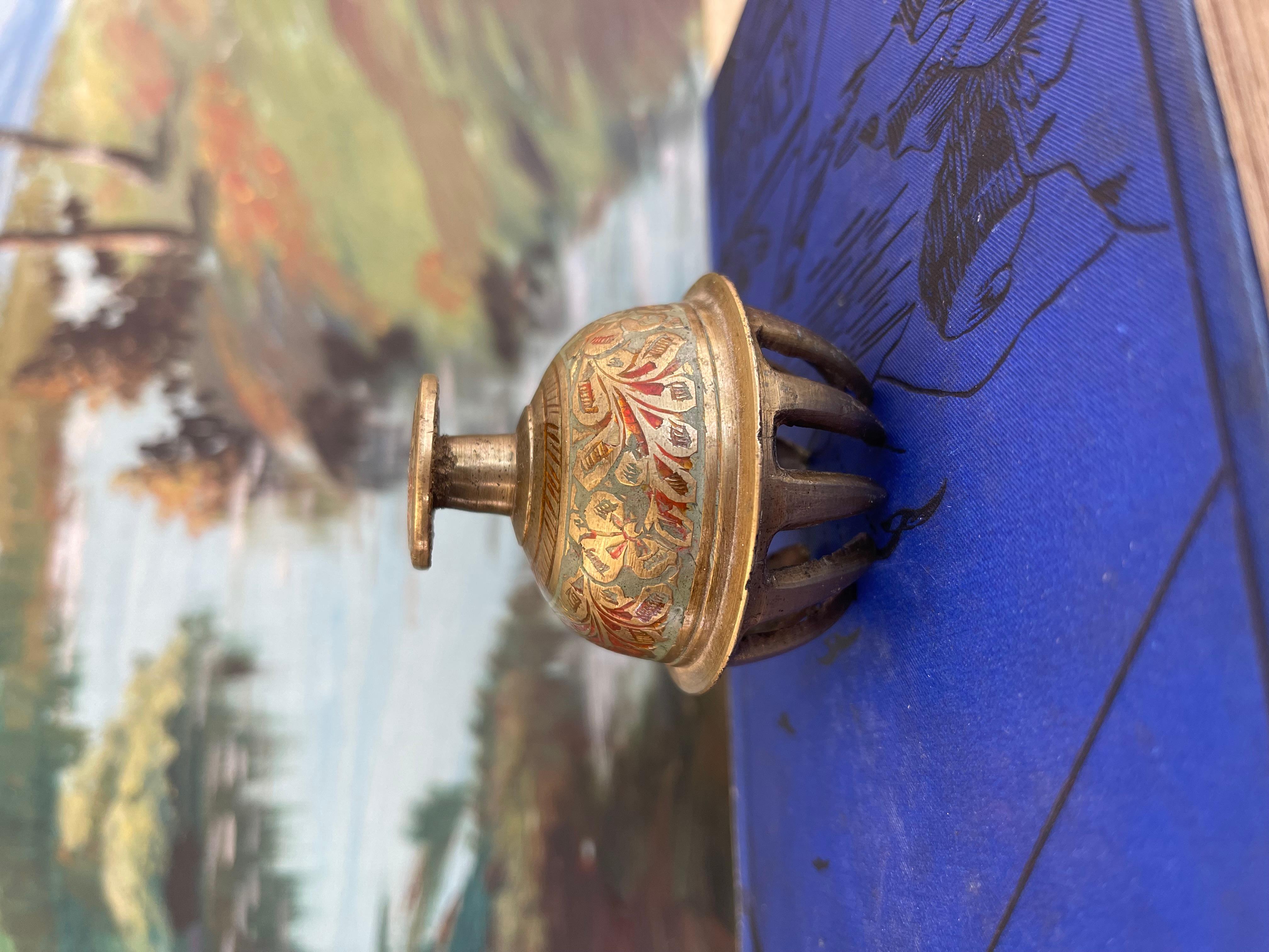 Mid-Century moderno Antica campana indiana in ottone con piede ad artiglio e smalto floreale dipinto a mano in vendita