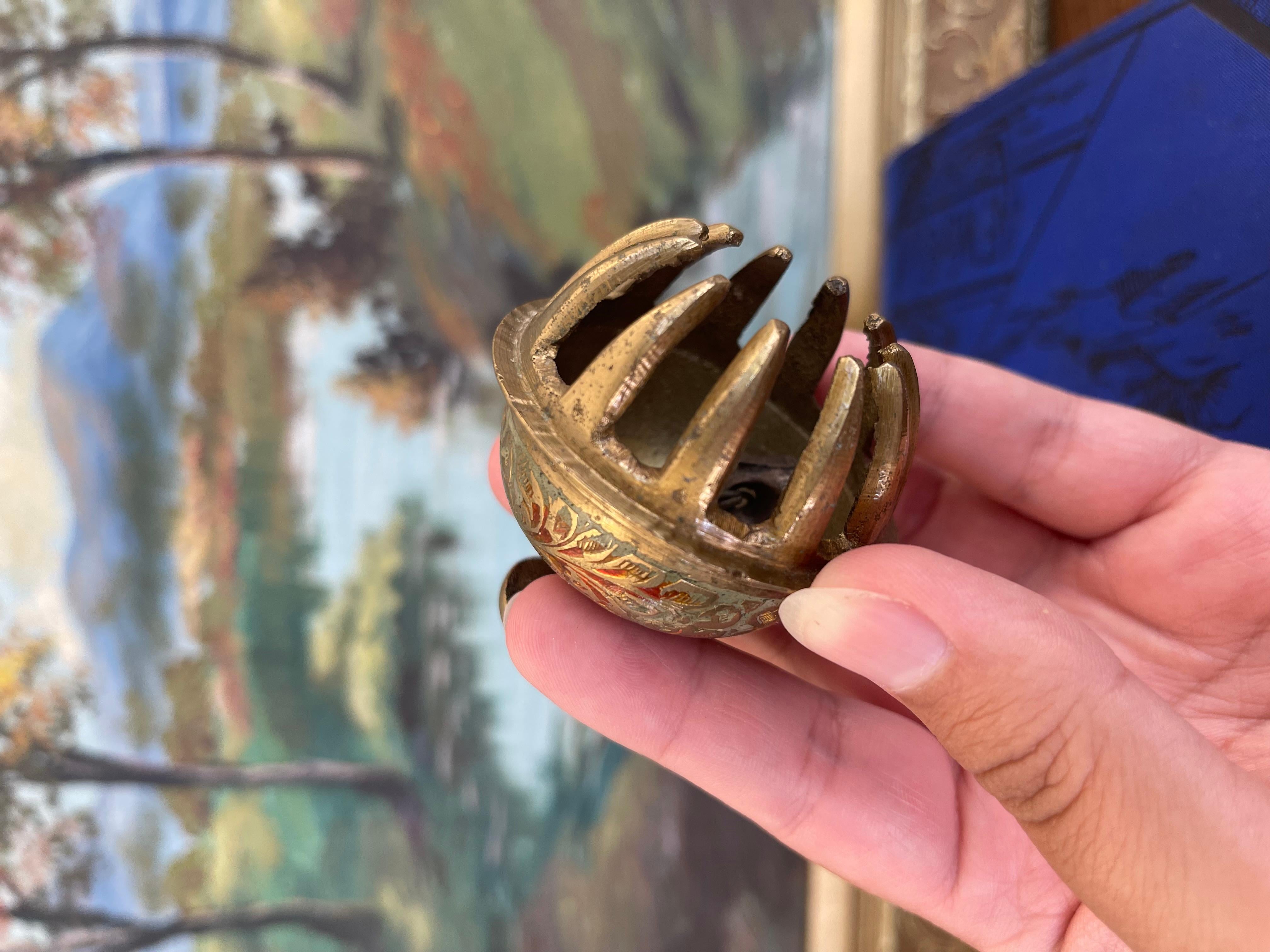 Antica campana indiana in ottone con piede ad artiglio e smalto floreale dipinto a mano in vendita 2