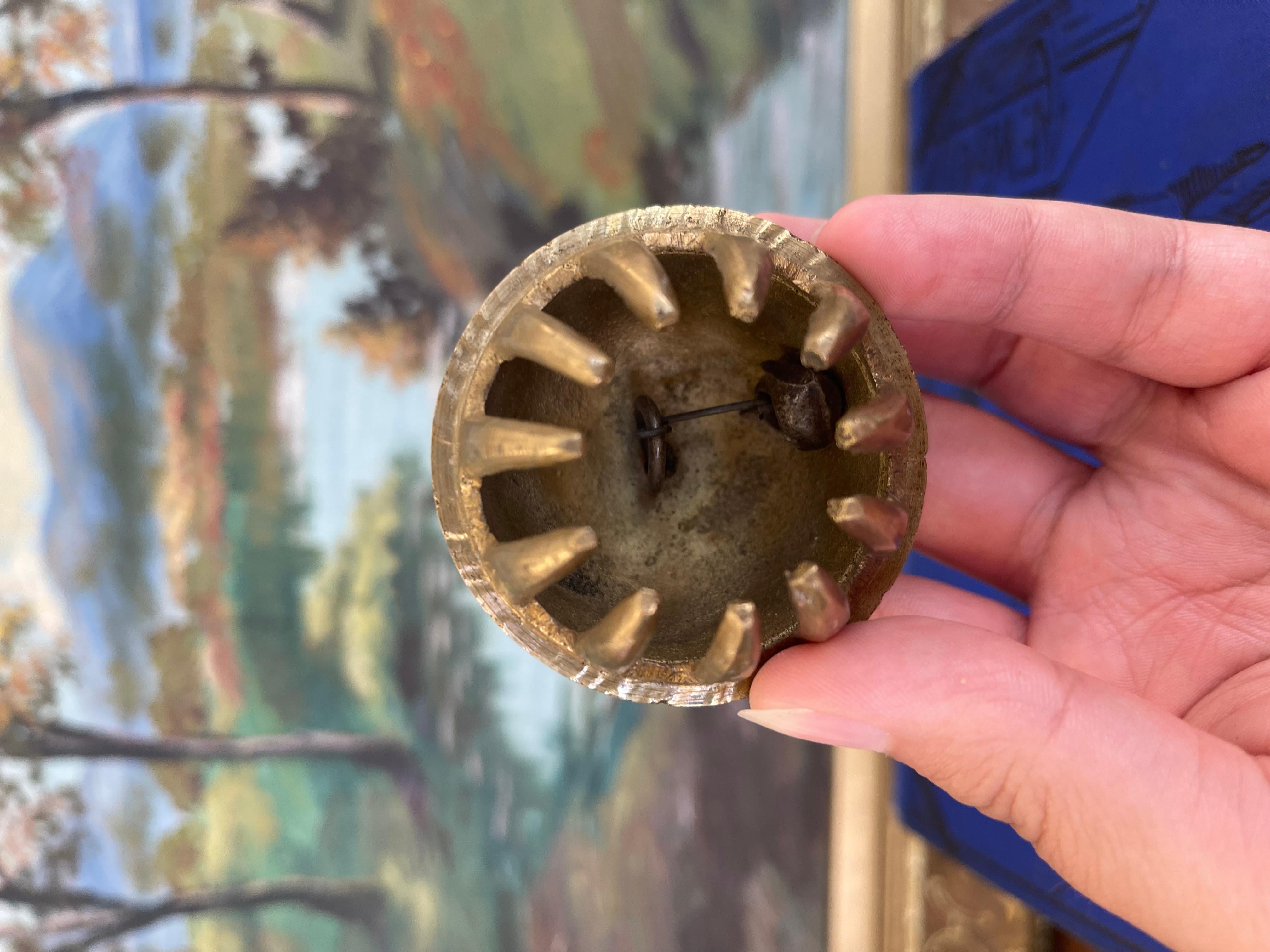 Antica campana indiana in ottone con piede ad artiglio e smalto floreale dipinto a mano in vendita 3