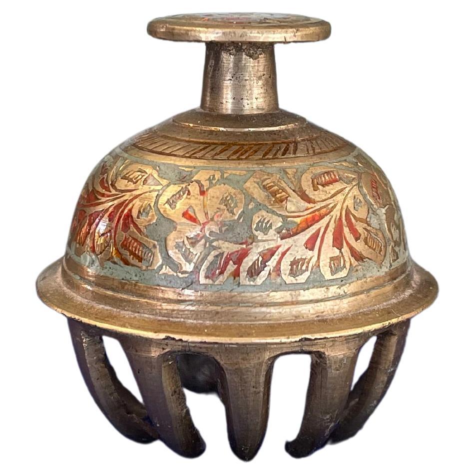Antica campana indiana in ottone con piede ad artiglio e smalto floreale dipinto a mano in vendita