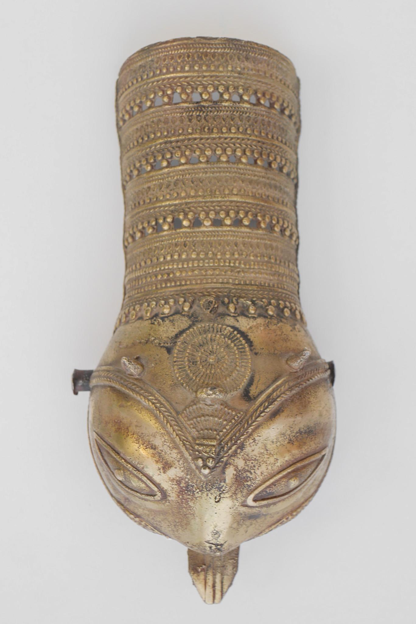 A unique and incredible antique piece of Indian ethnic art. A rare Danpappat or just patta, which is deriving from Maharashtra State in India and was used by Chhatrapati Shivaji Maharaj and his followers. In ancient times, Dandapatti was referred to