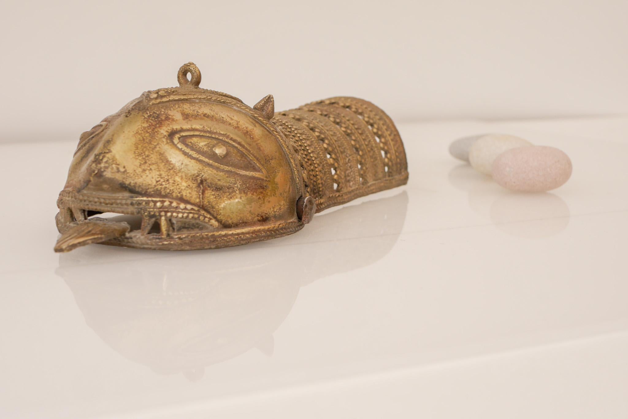 Antique Indian Brass Dandpatta with fantastic Metal Work In Good Condition For Sale In Skarpnäck, SE