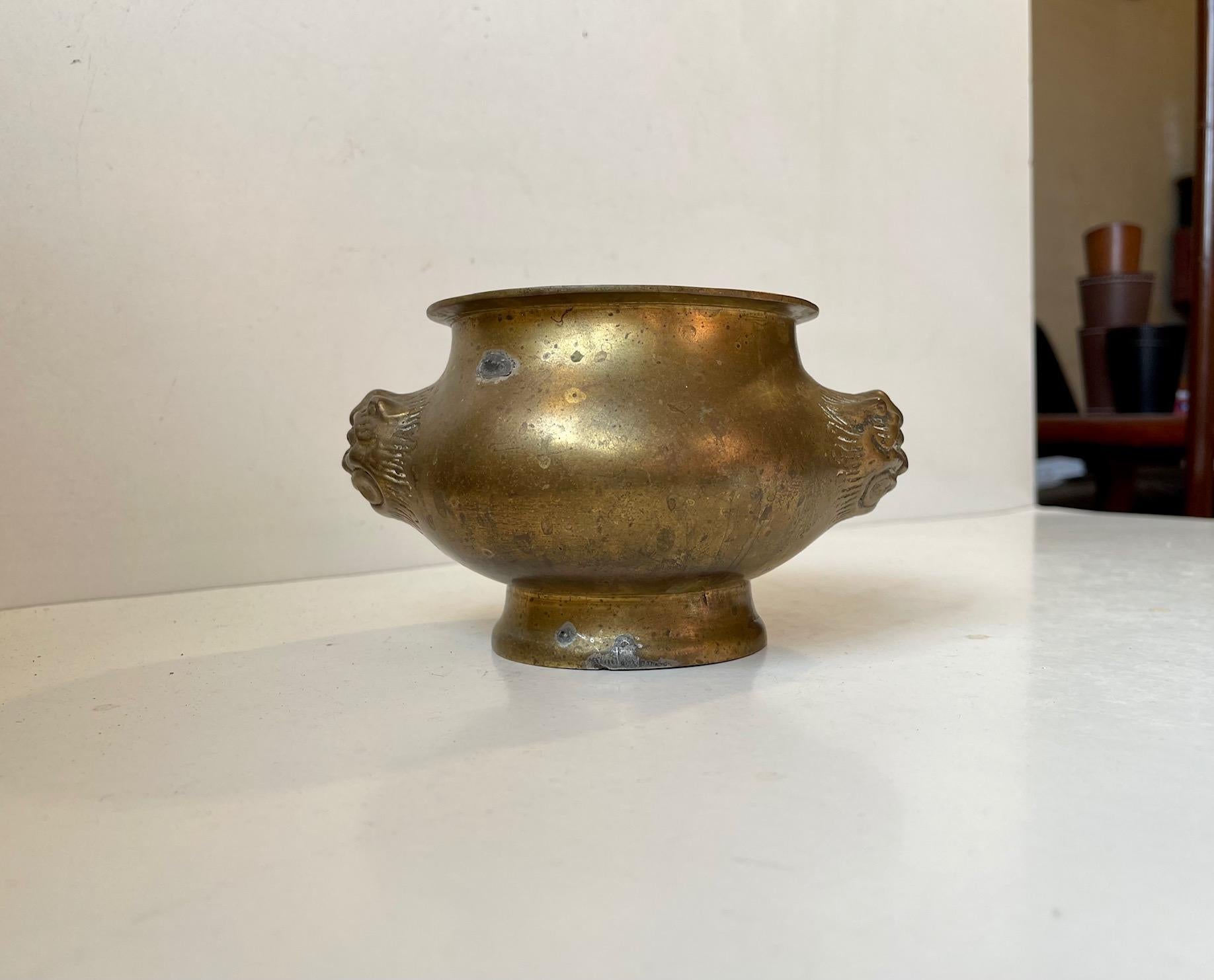 Antique Indian Brass Lota or Jardiniere with Lion Heads In Fair Condition In Esbjerg, DK