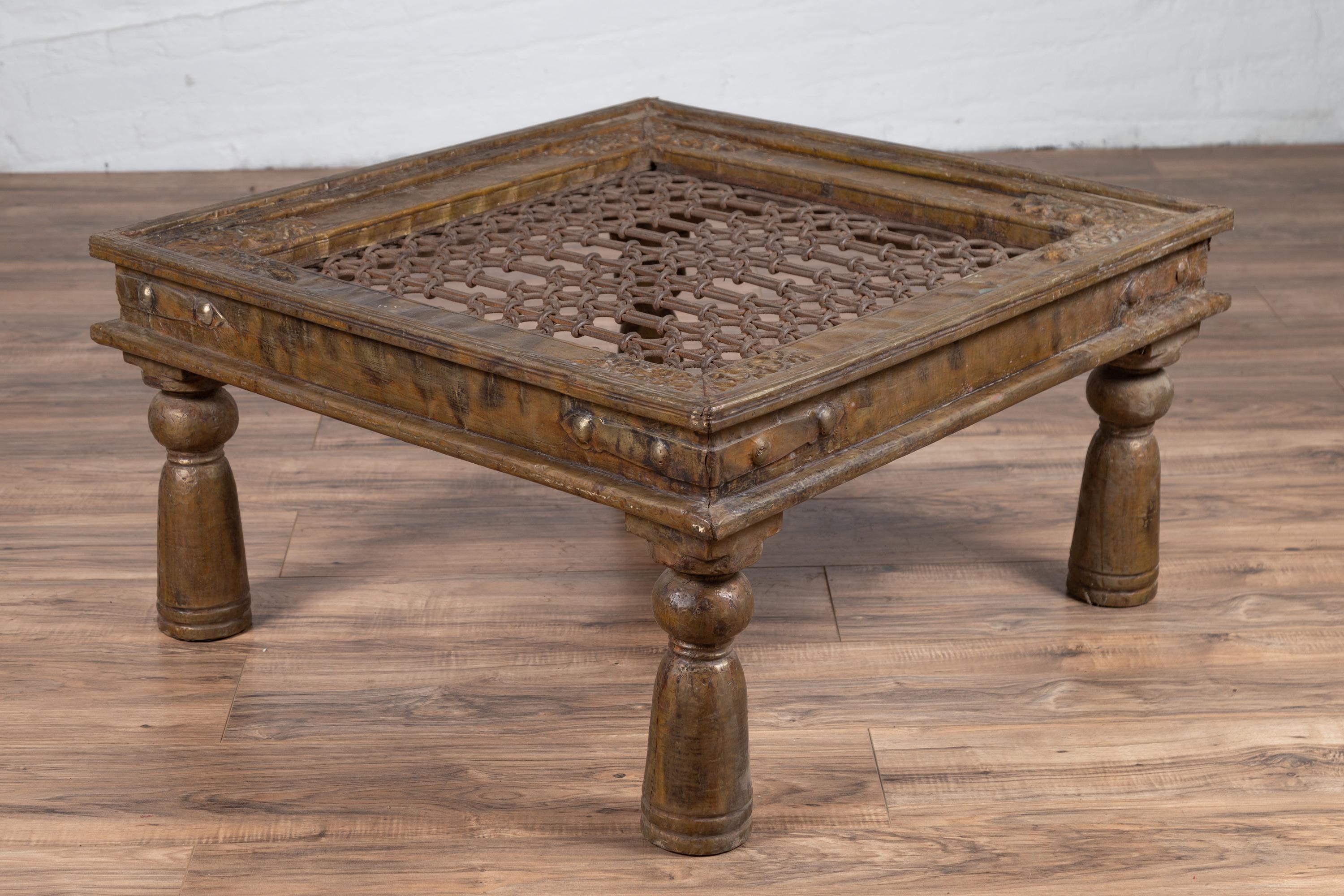 Table basse indienne ancienne en laiton avec motif géométrique en fer en vente 7