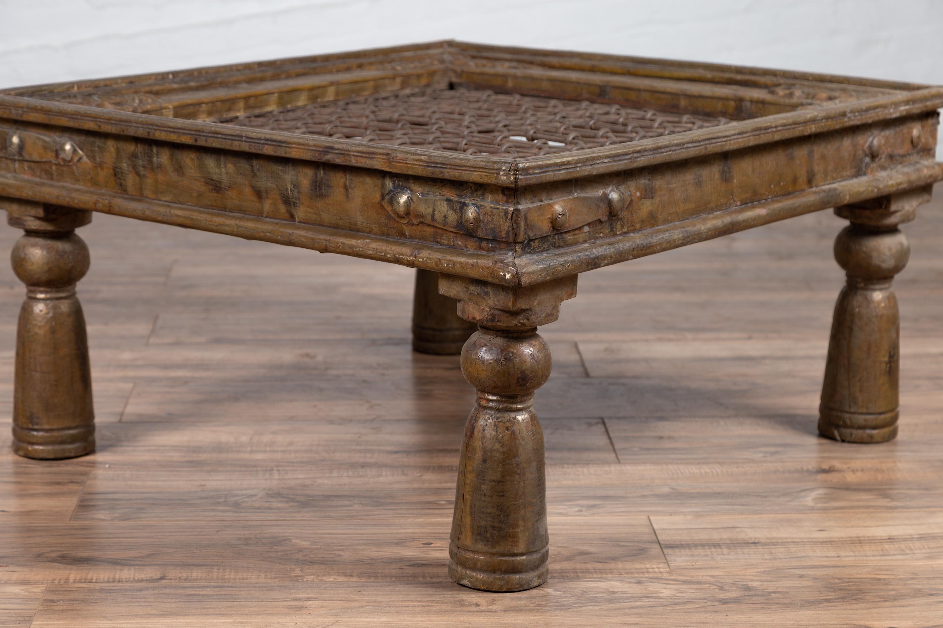 Table basse indienne ancienne en laiton avec motif géométrique en fer en vente 8