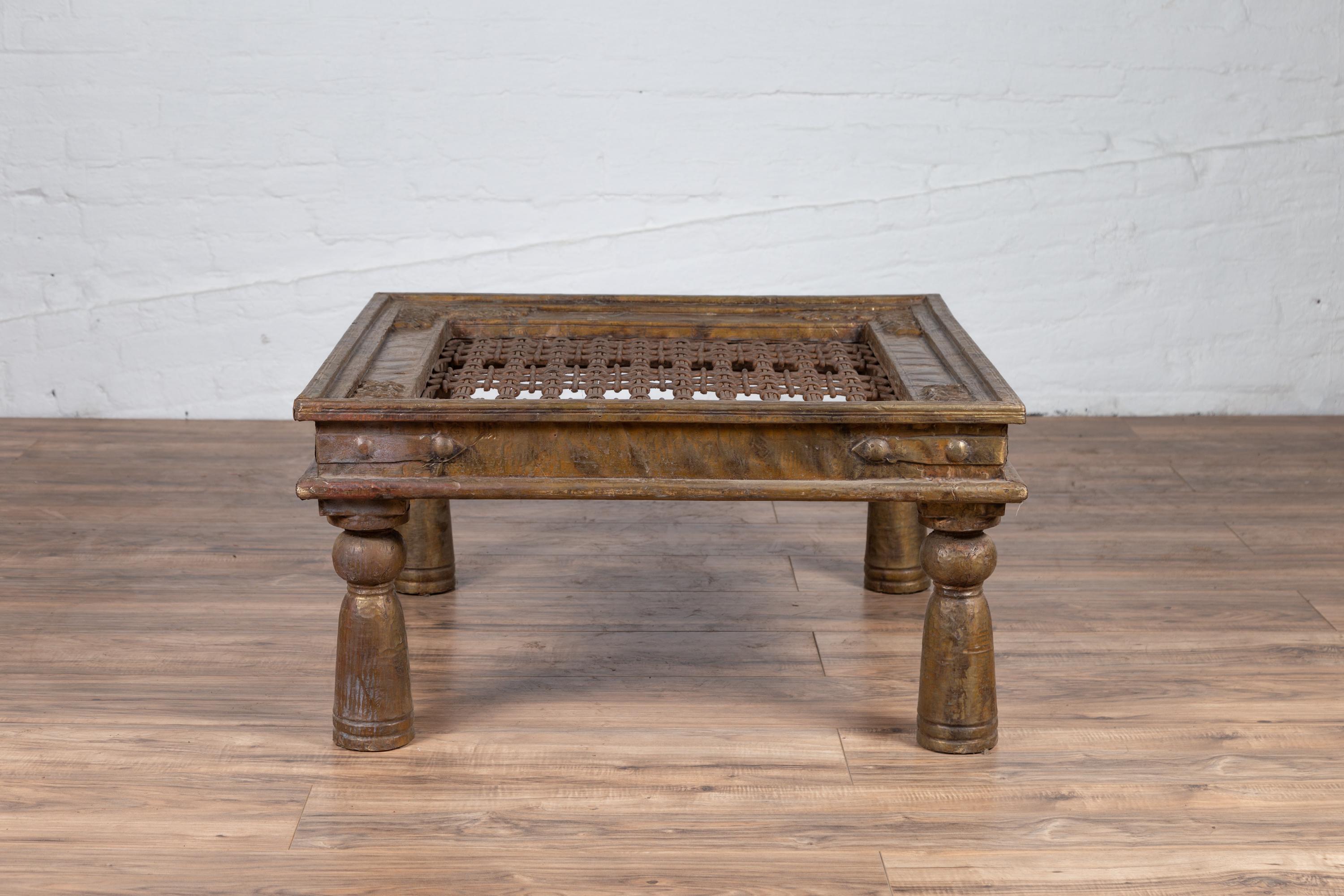 Indien Table basse indienne ancienne en laiton avec motif géométrique en fer en vente