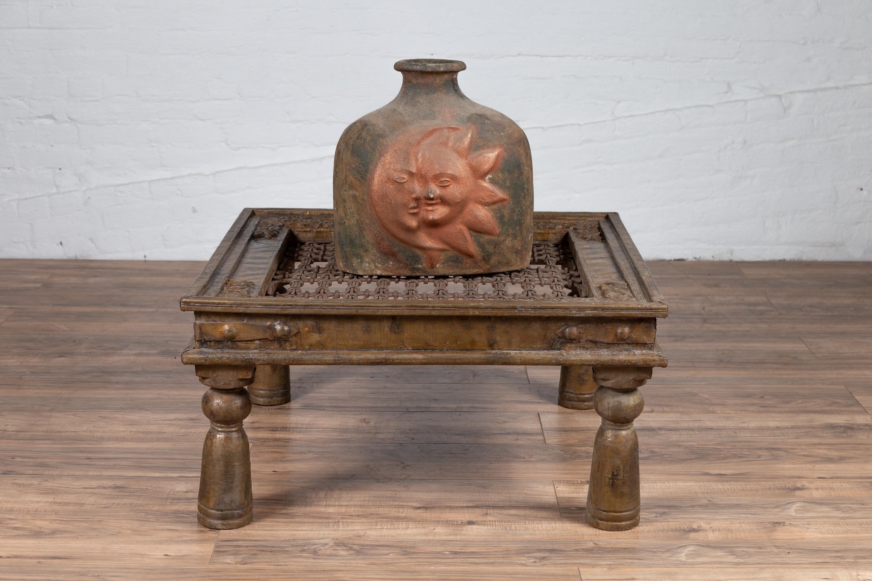 Table basse indienne ancienne en laiton avec motif géométrique en fer Bon état - En vente à Yonkers, NY
