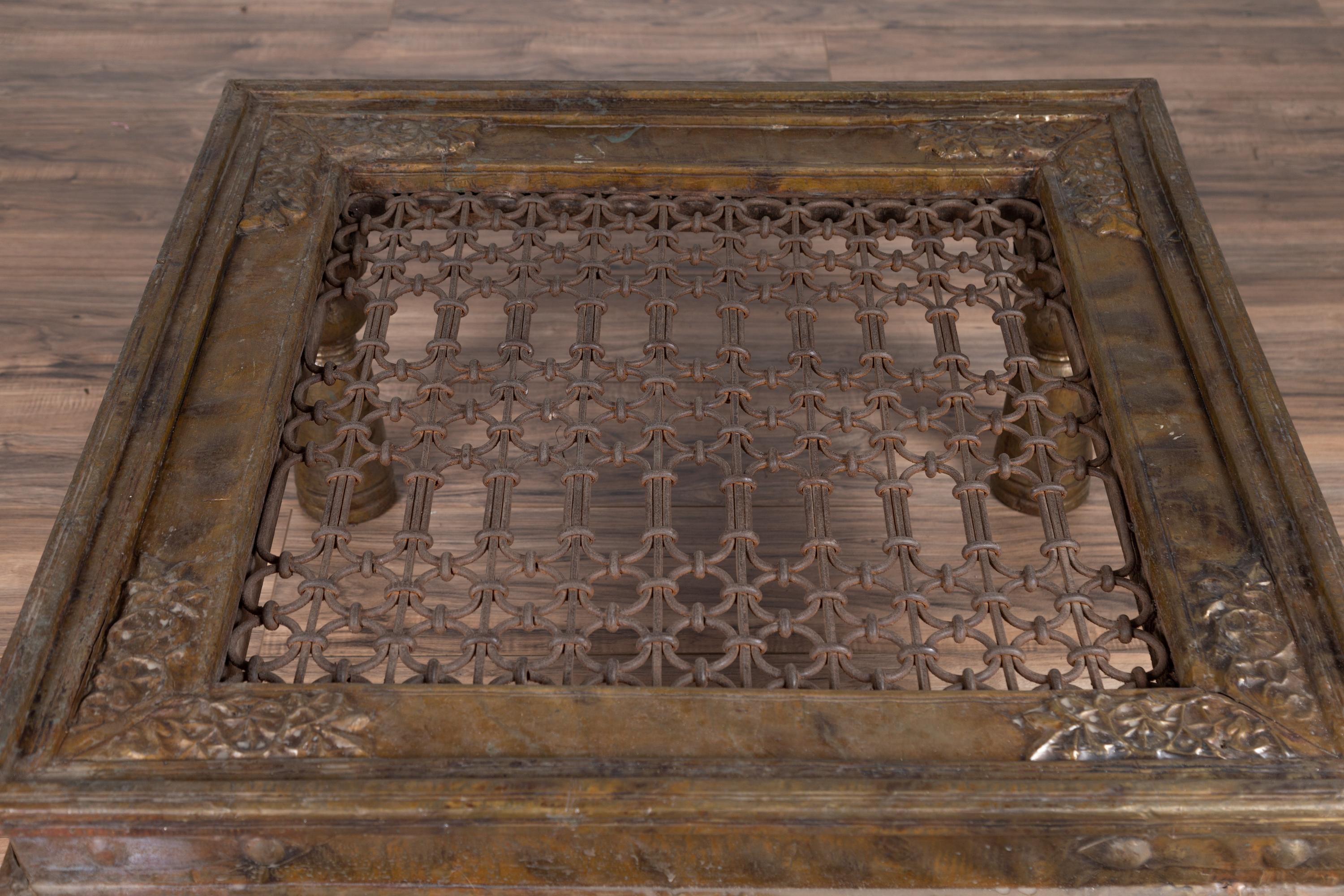 20ième siècle Table basse indienne ancienne en laiton avec motif géométrique en fer en vente