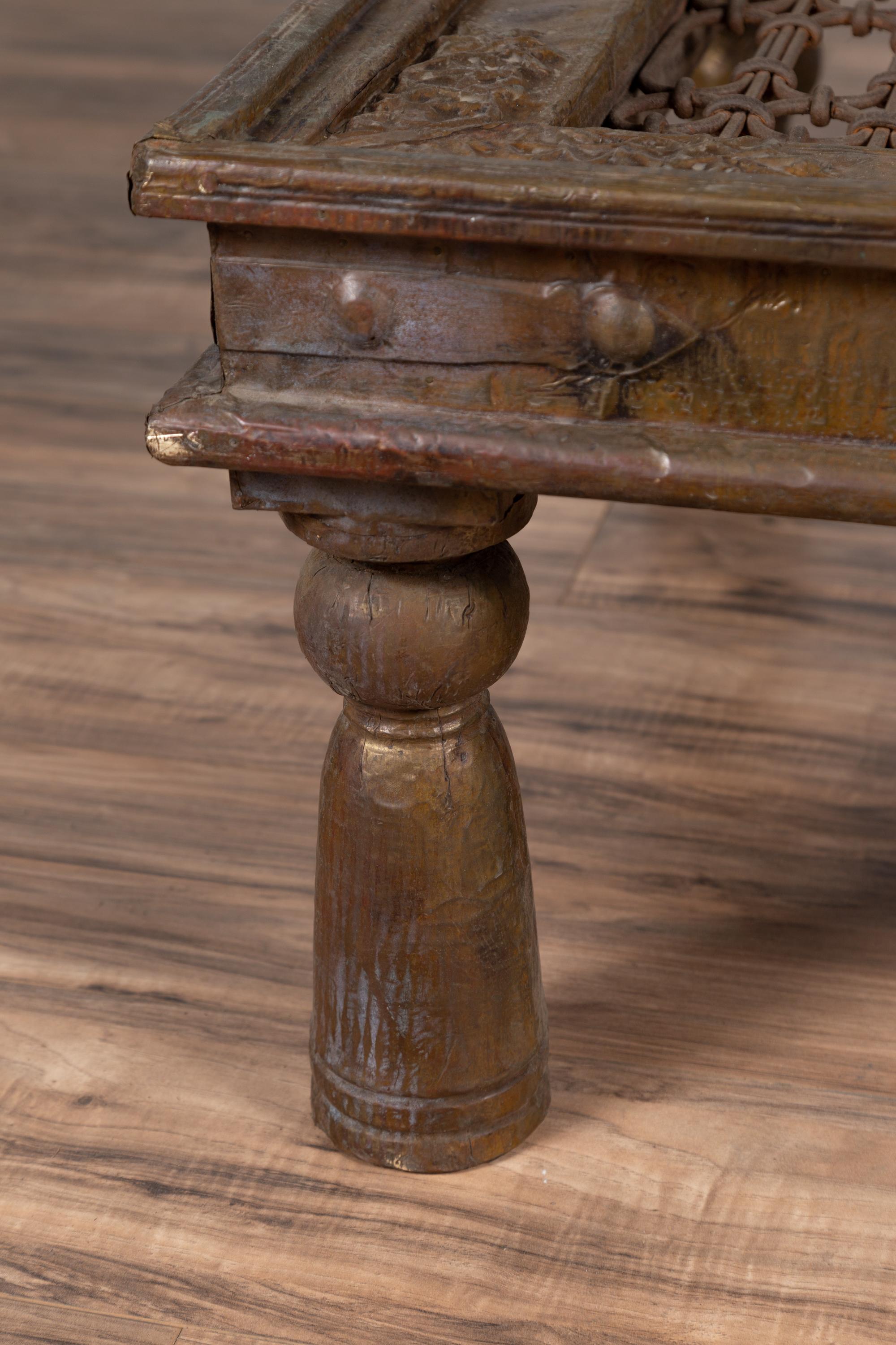 Table basse indienne ancienne en laiton avec motif géométrique en fer en vente 2