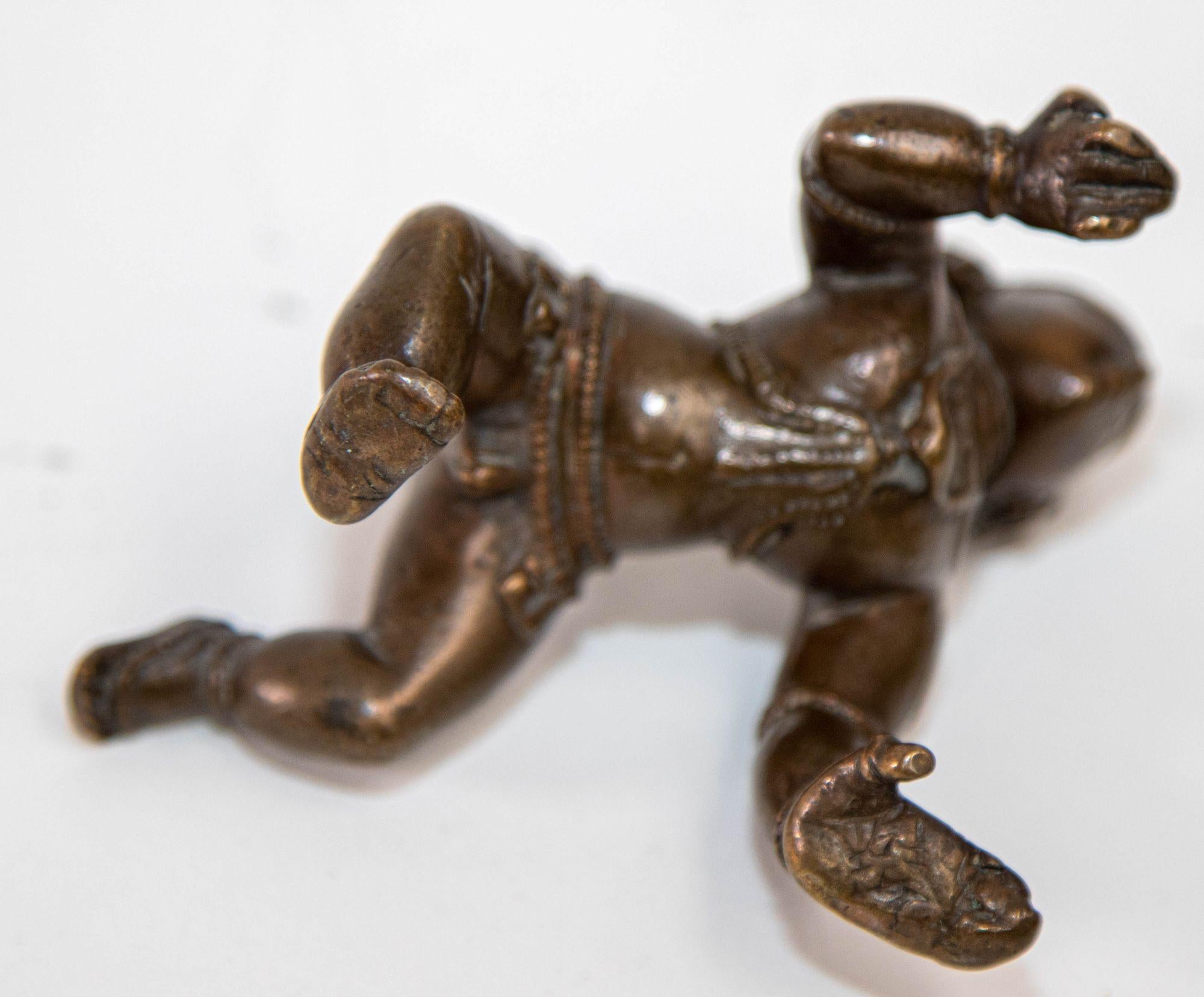 Antike indische Bronzefigur des Baby Balakrishna aus Bronze im Angebot 3