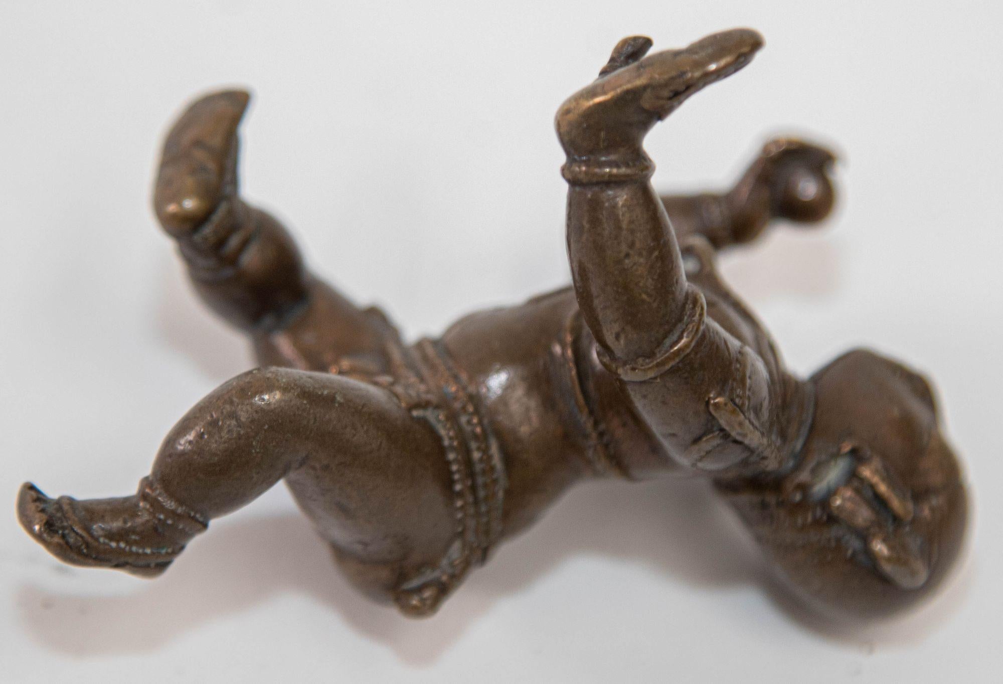 Antike indische Bronzefigur des Baby Balakrishna aus Bronze im Angebot 4