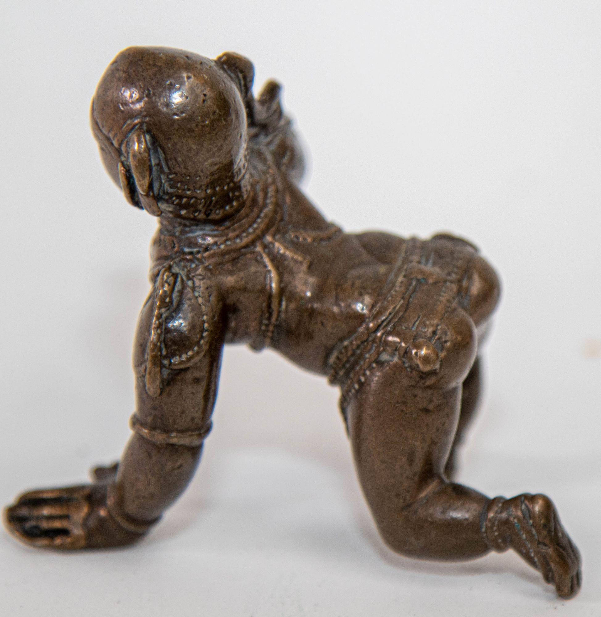 Antike indische Bronzefigur des Baby Balakrishna aus Bronze (Gegossen) im Angebot