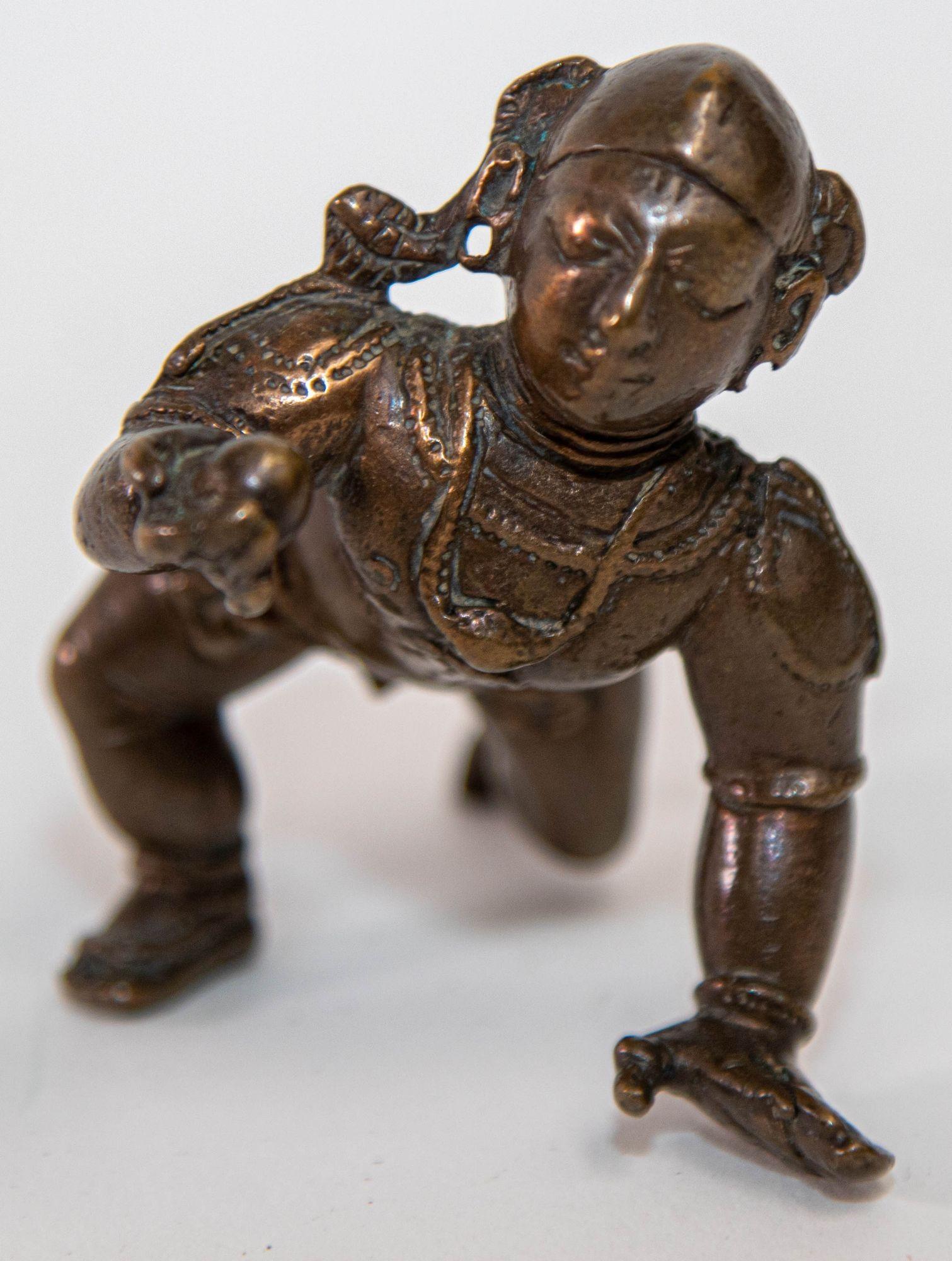 Antike indische Bronzefigur des Baby Balakrishna aus Bronze (Mittleres 19. Jahrhundert) im Angebot