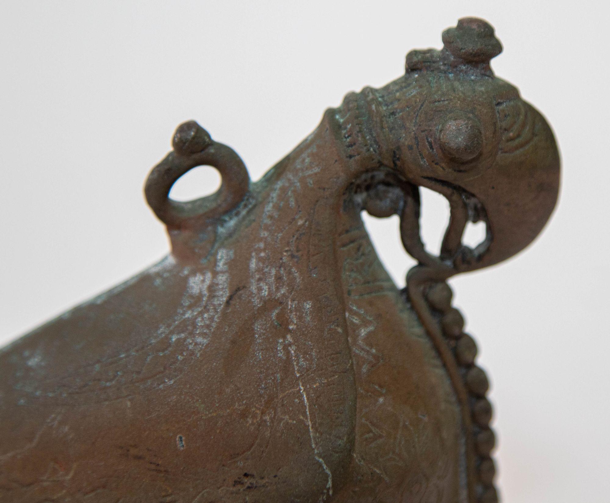Antike indische Bronze-Öllampe mit Papagei-Figur, Rajasthan, 19. Jahrhundert im Angebot 5