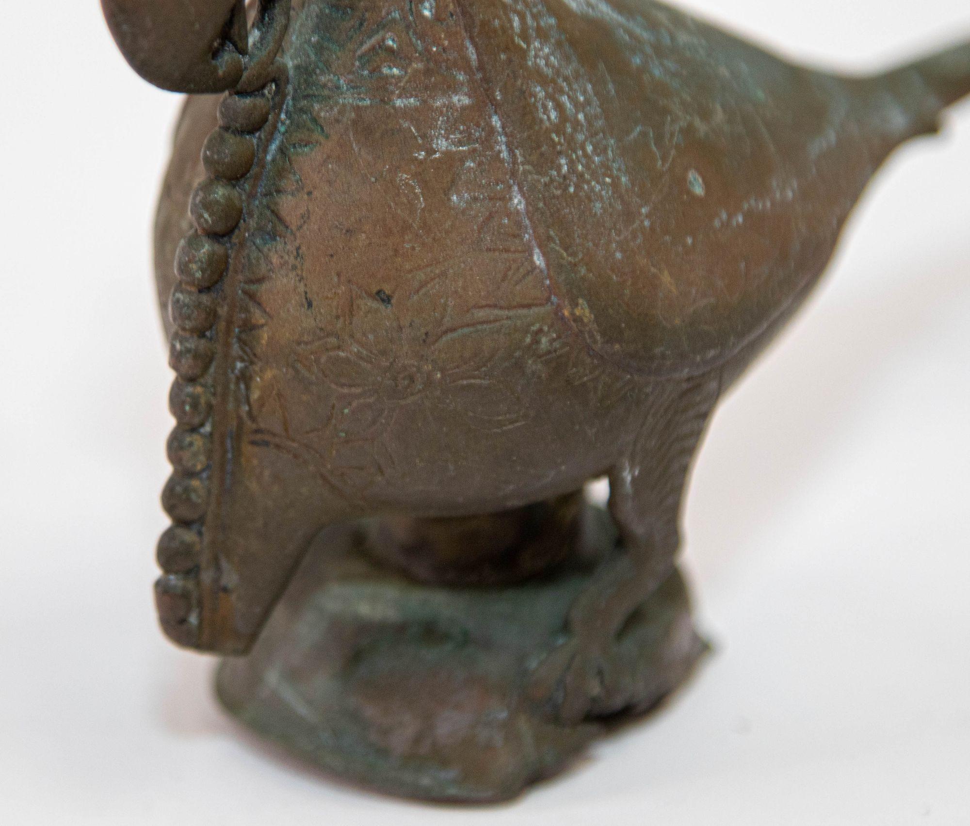 Antike indische Bronze-Öllampe mit Papagei-Figur, Rajasthan, 19. Jahrhundert im Angebot 7
