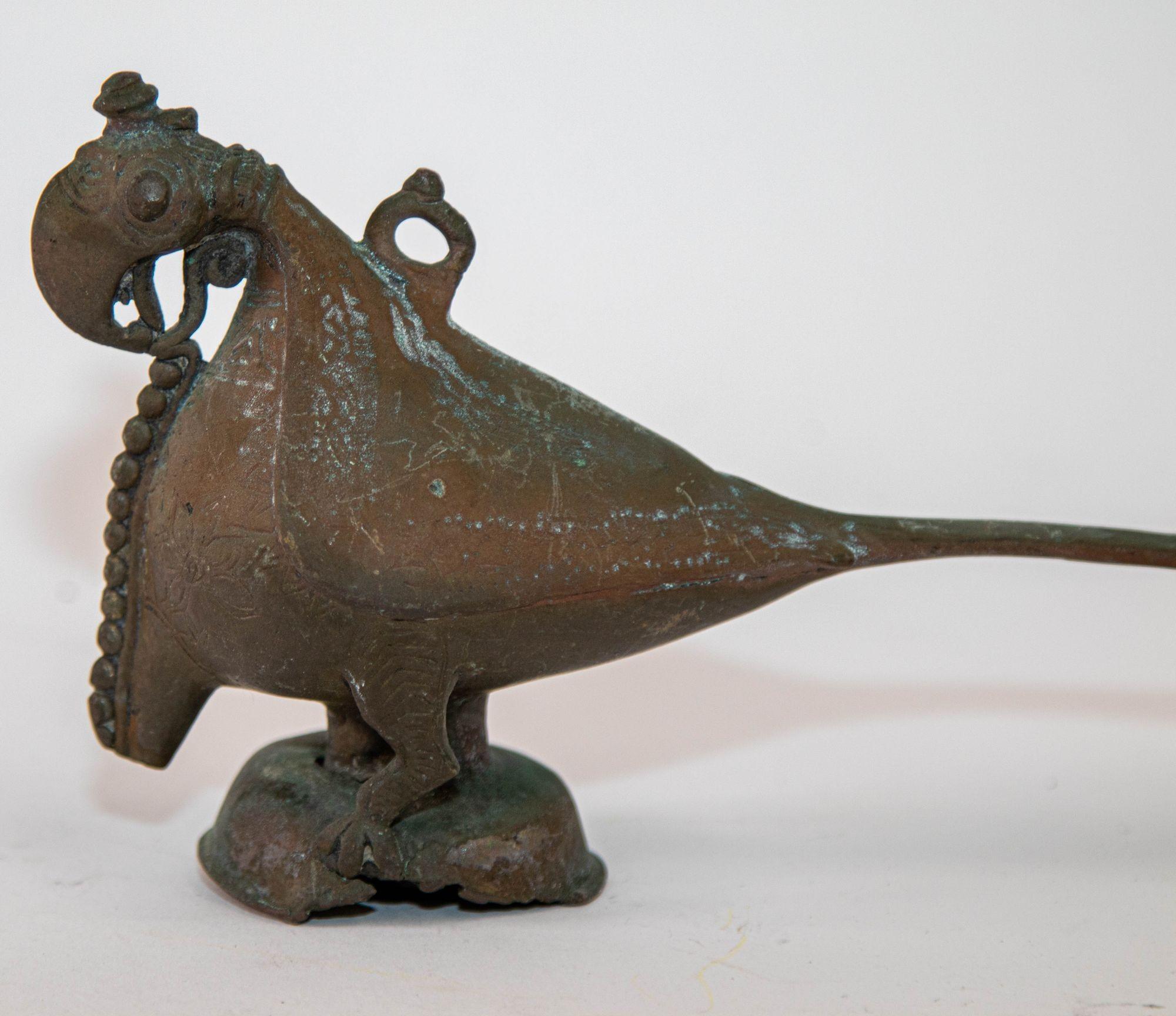 Antike indische Bronze Papagei Figur Öllampe Rajasthan, Bronze Hamsa Lampe Finial, Nordindien, 19. Jahrhundert vor.
Die eingravierte Verzierung dieses antiken Ölbehälters ist an einigen Stellen vollständig abgenutzt und hinterlässt eine glatte,