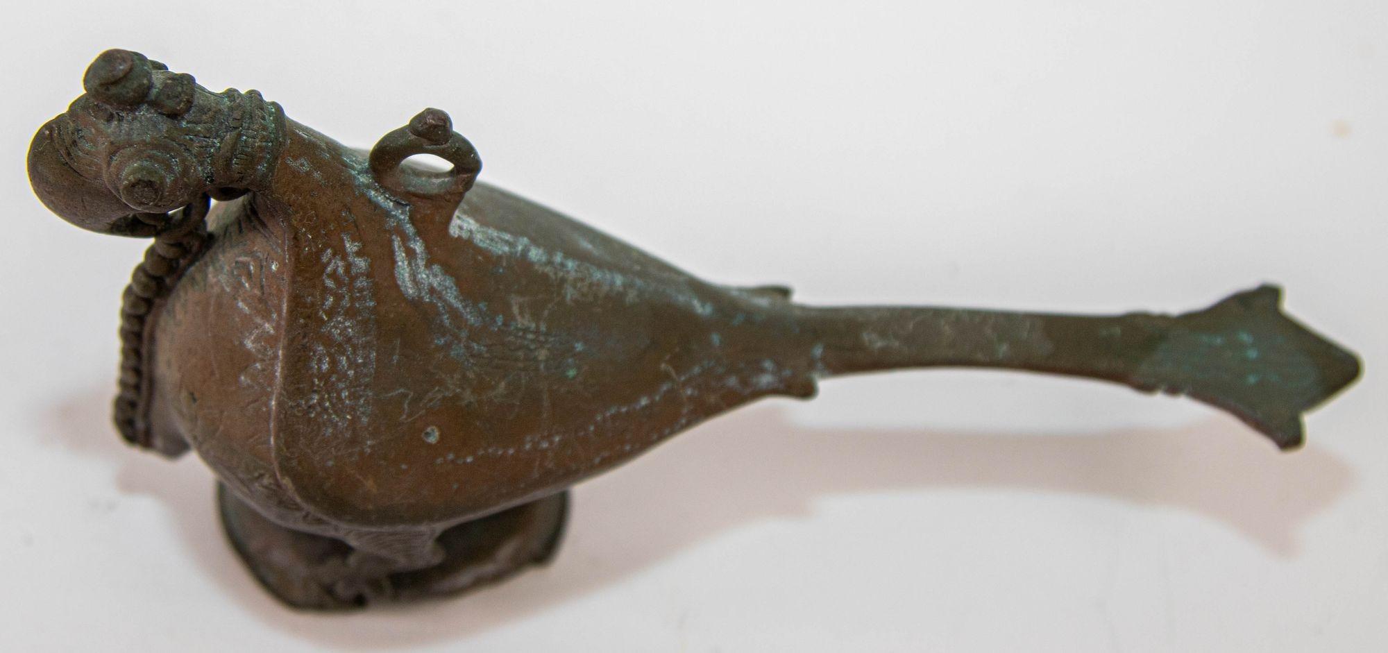Antike indische Bronze-Öllampe mit Papagei-Figur, Rajasthan, 19. Jahrhundert im Zustand „Relativ gut“ im Angebot in North Hollywood, CA
