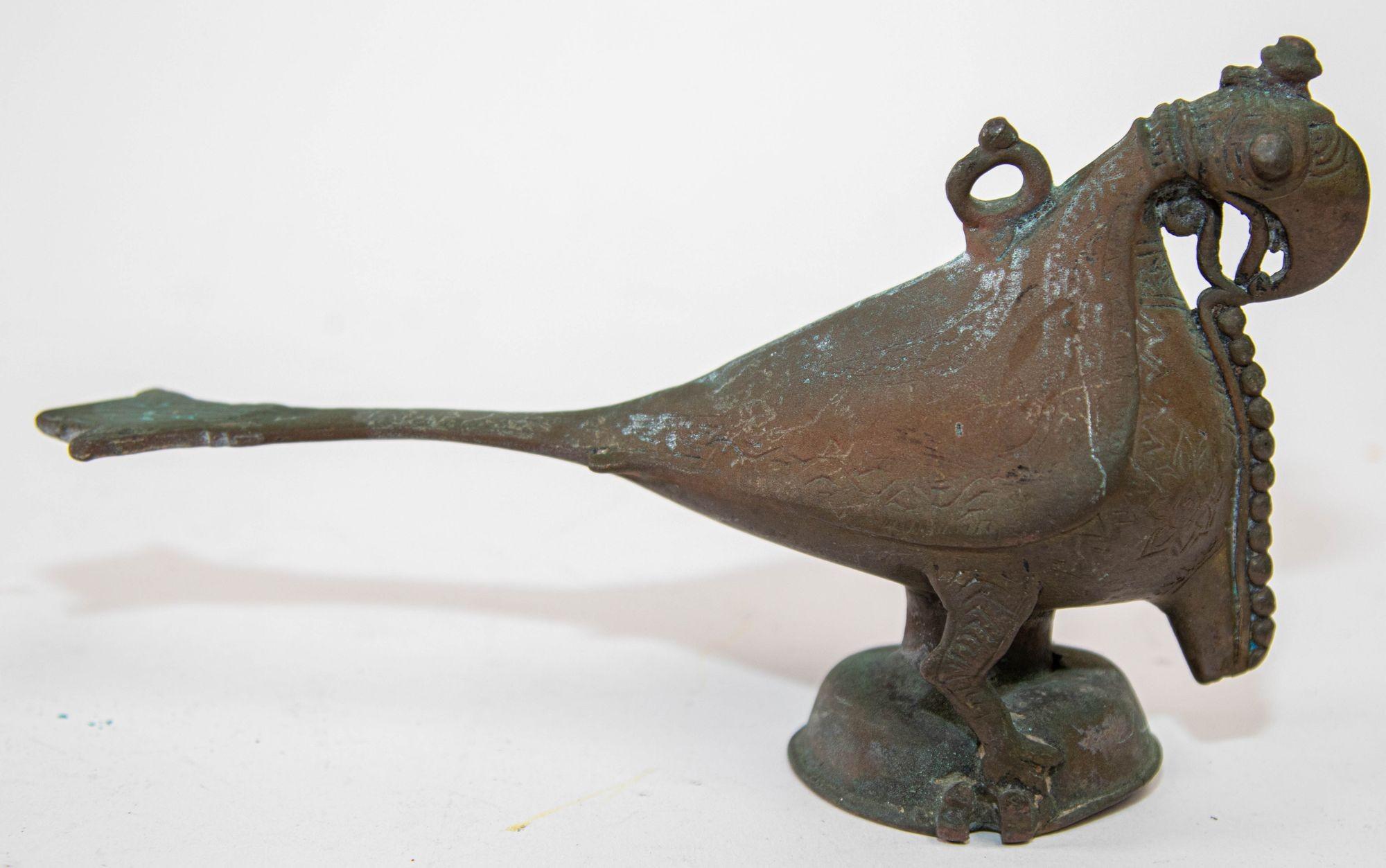 Antike indische Bronze-Öllampe mit Papagei-Figur, Rajasthan, 19. Jahrhundert im Angebot 1