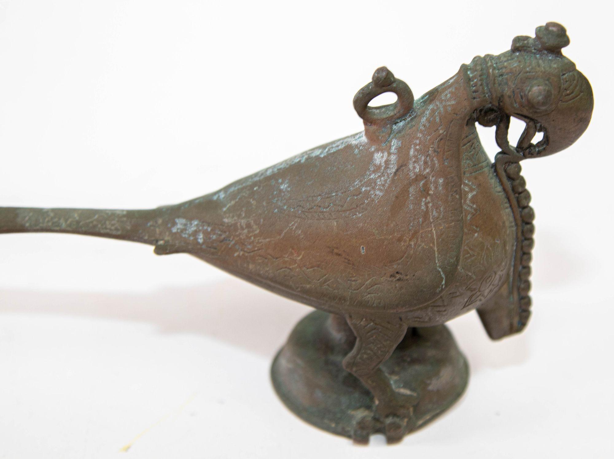 Antique Indian Bronze Parrot Figure oil Lamp Rajasthan 19th Century For Sale 3