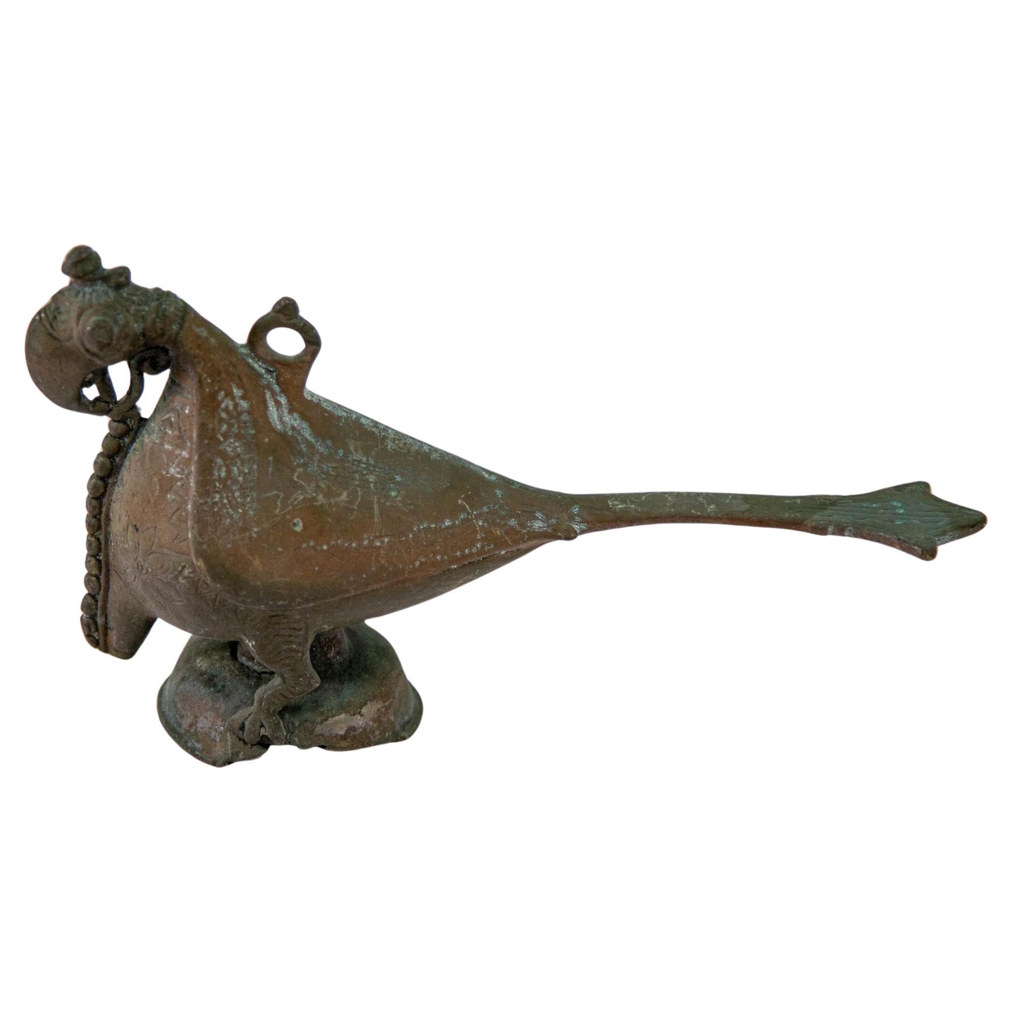 Antike indische Bronze-Öllampe mit Papagei-Figur, Rajasthan, 19. Jahrhundert im Angebot