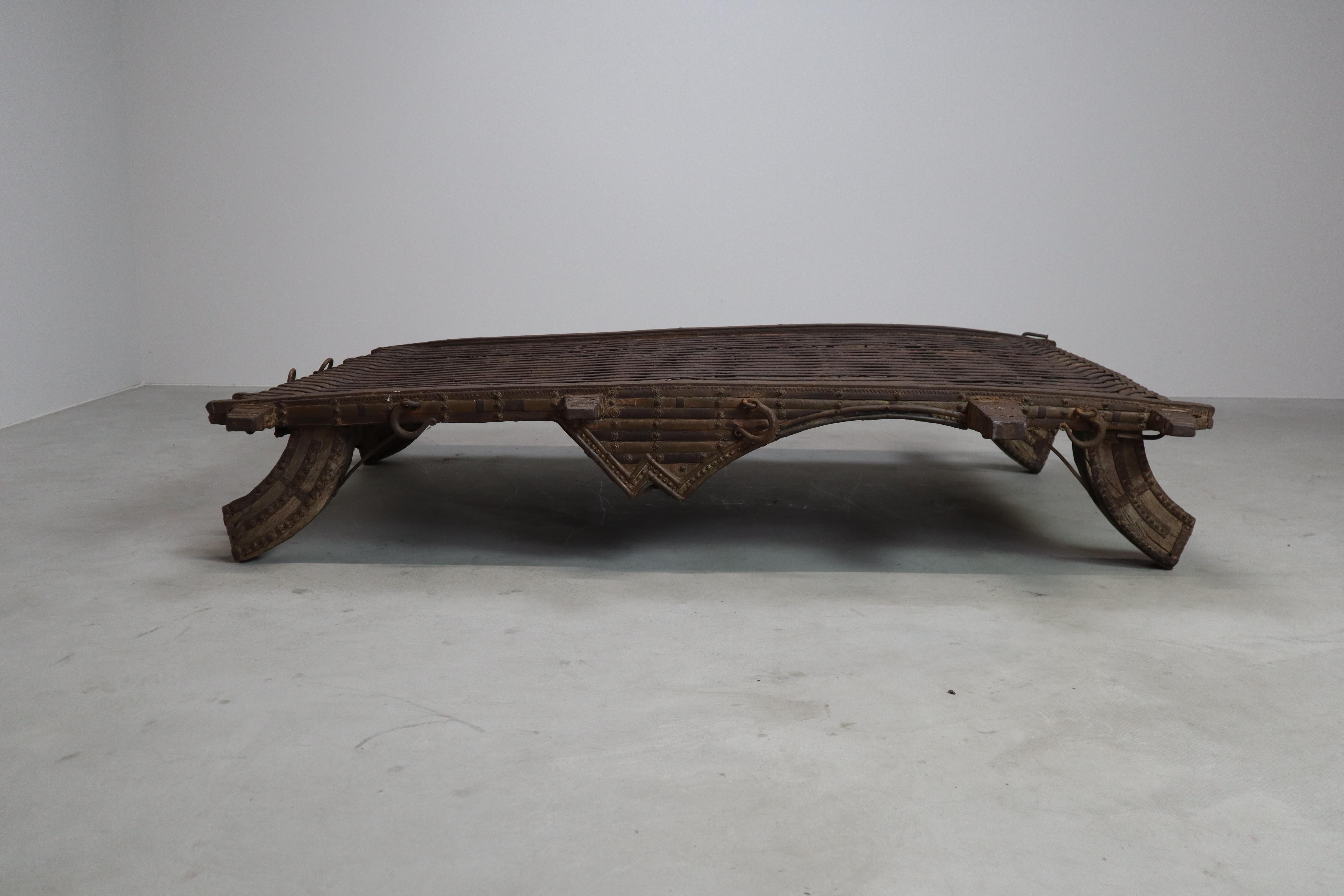 Antico tavolo indiano con carro a buoi in ottone e ferro - c.1800, oggetto Wabi-Sabi in vendita 3
