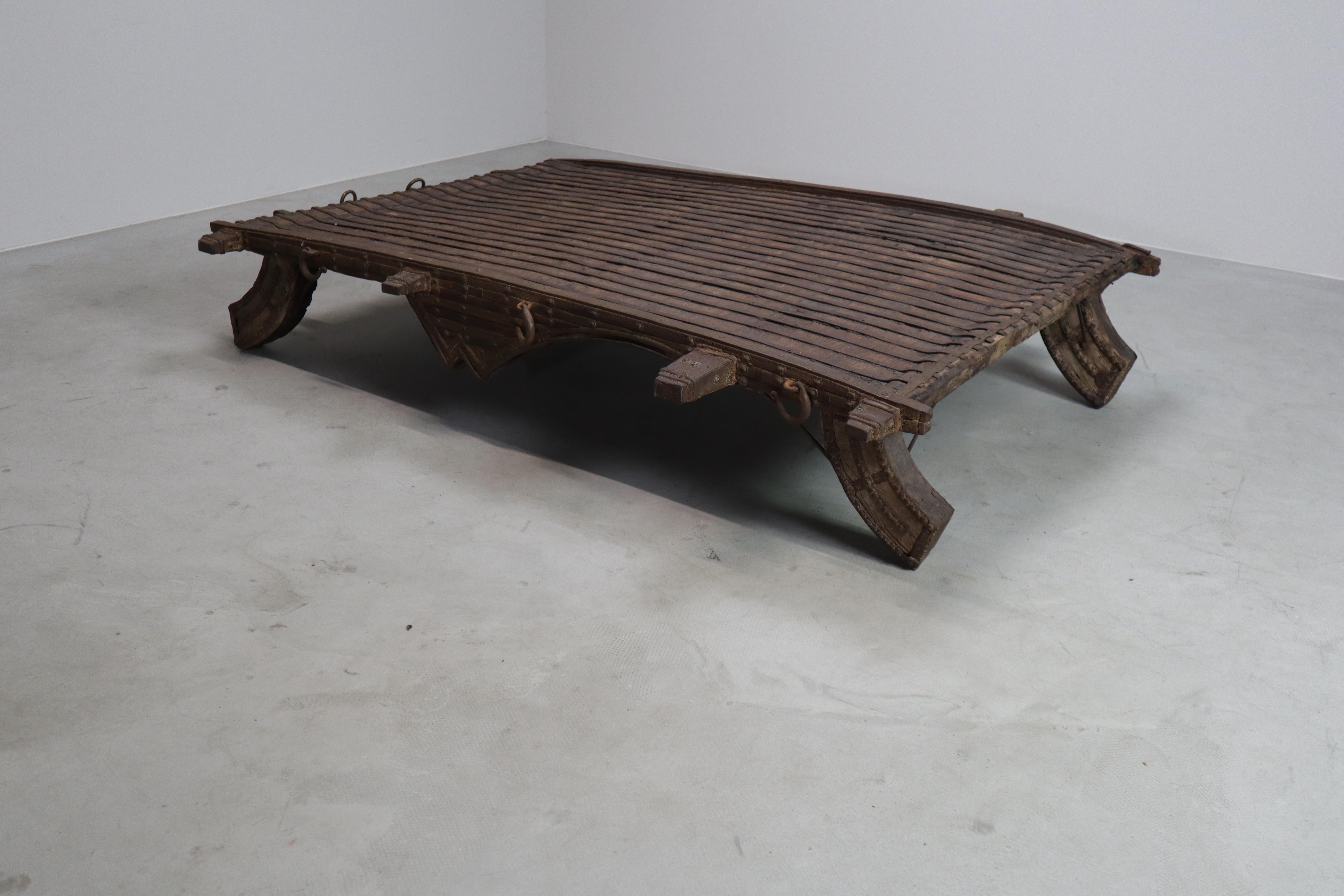 Antico tavolo indiano con carro a buoi in ottone e ferro - c.1800, oggetto Wabi-Sabi in vendita 4