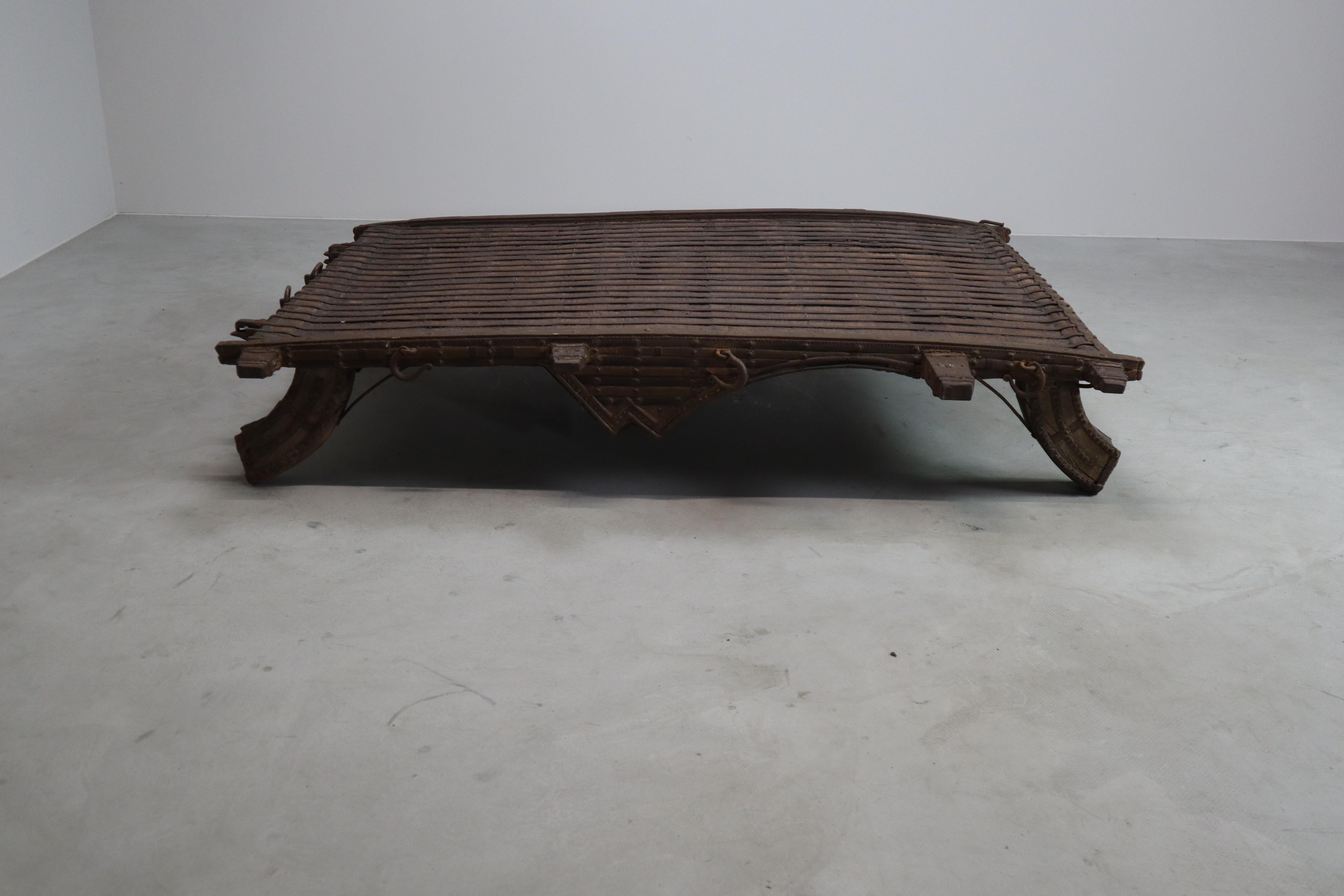 Antico tavolo indiano con carro a buoi in ottone e ferro - c.1800, oggetto Wabi-Sabi in vendita 5