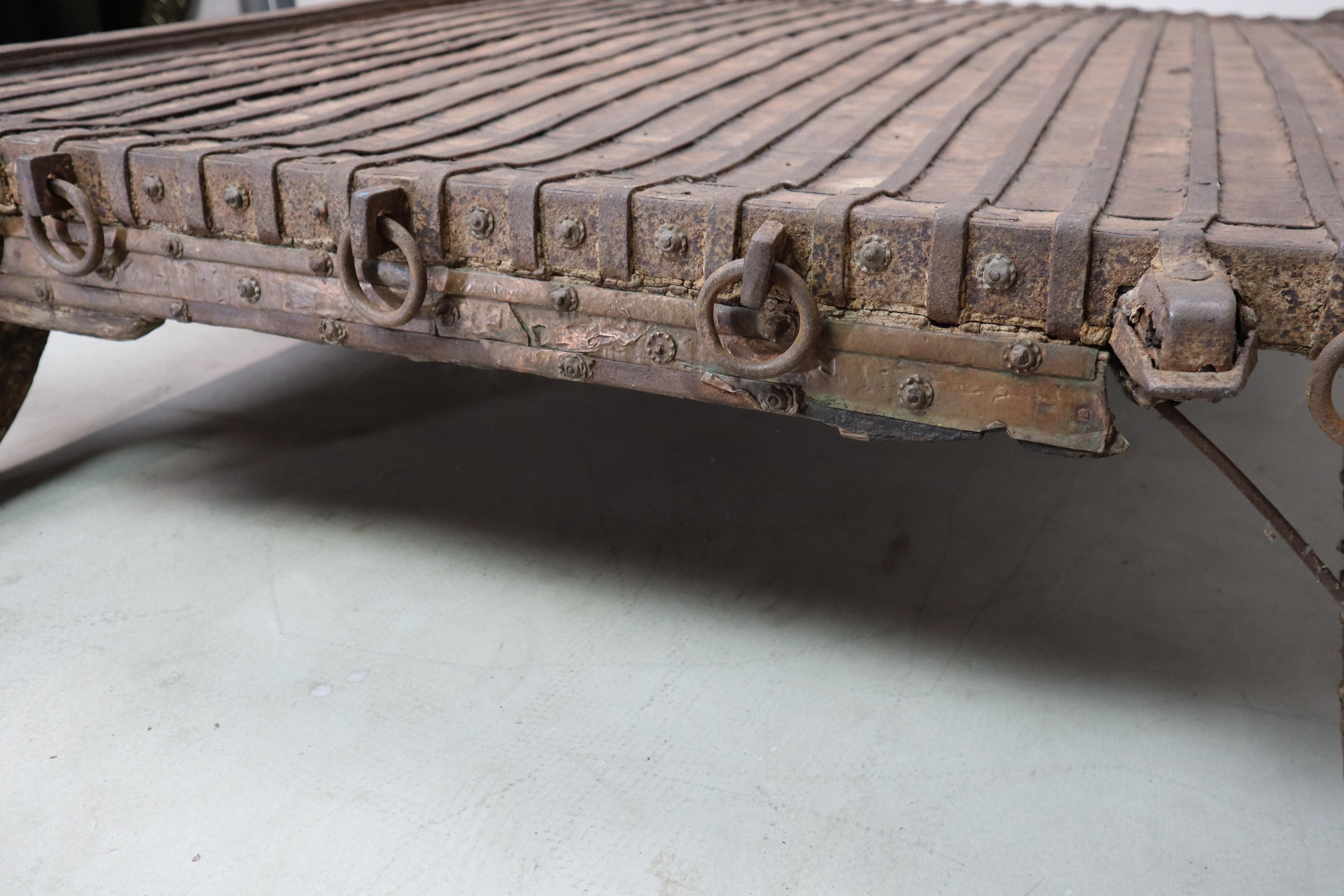 Antico tavolo indiano con carro a buoi in ottone e ferro - c.1800, oggetto Wabi-Sabi in vendita 6