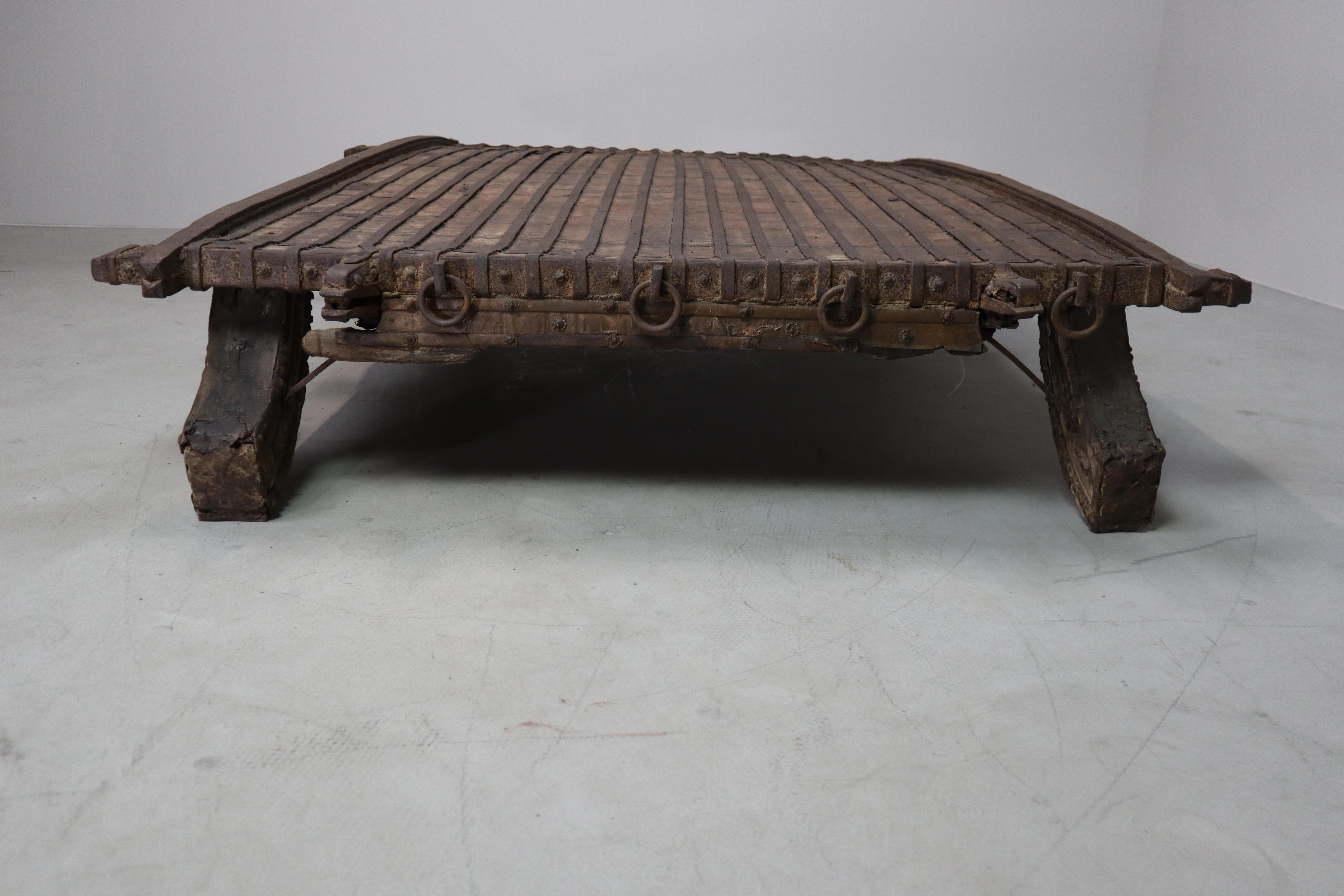 Antico tavolo indiano con carro a buoi in ottone e ferro - c.1800, oggetto Wabi-Sabi in vendita 7