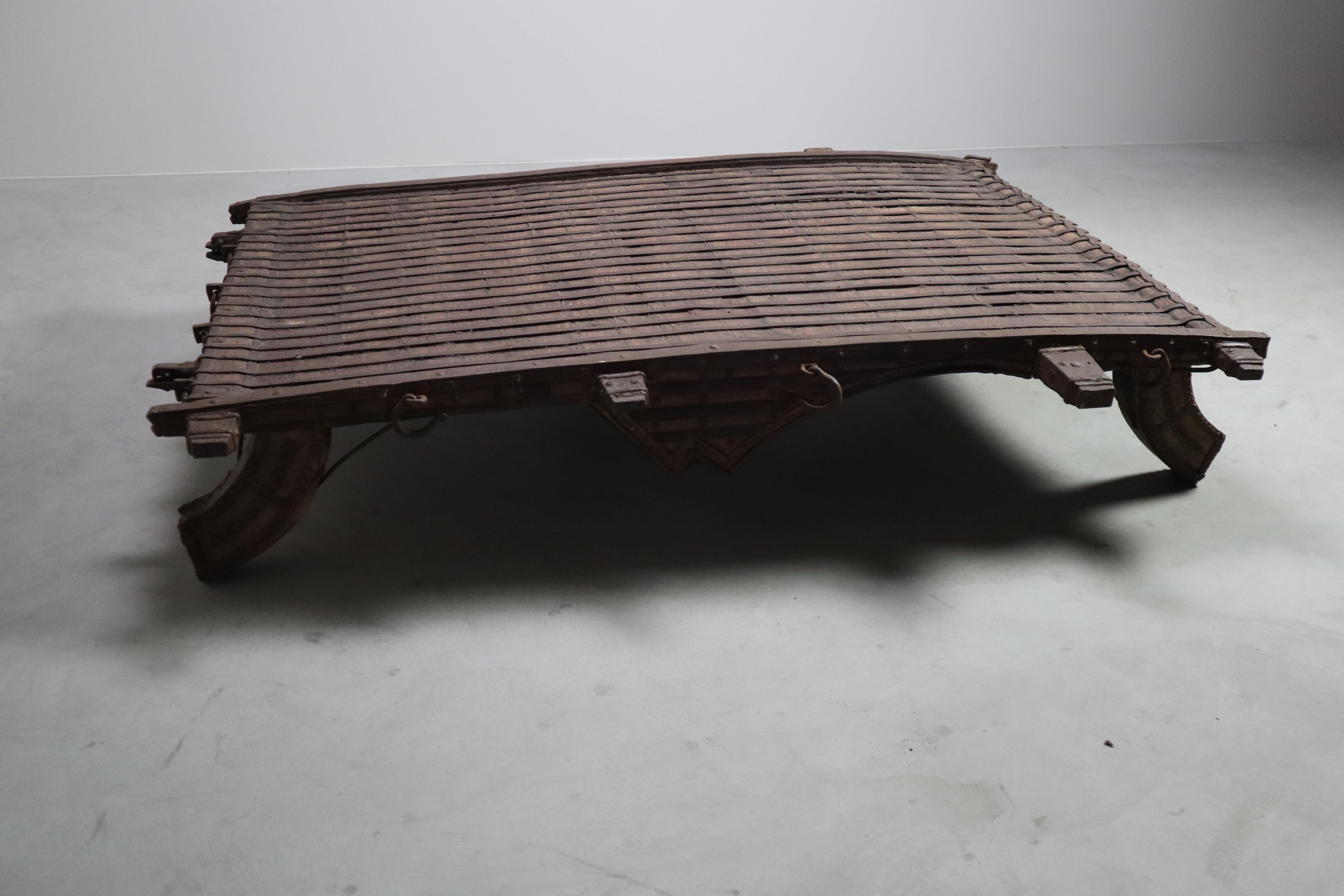 Antico tavolo indiano con carro a buoi in ottone e ferro - c.1800, oggetto Wabi-Sabi in vendita 8