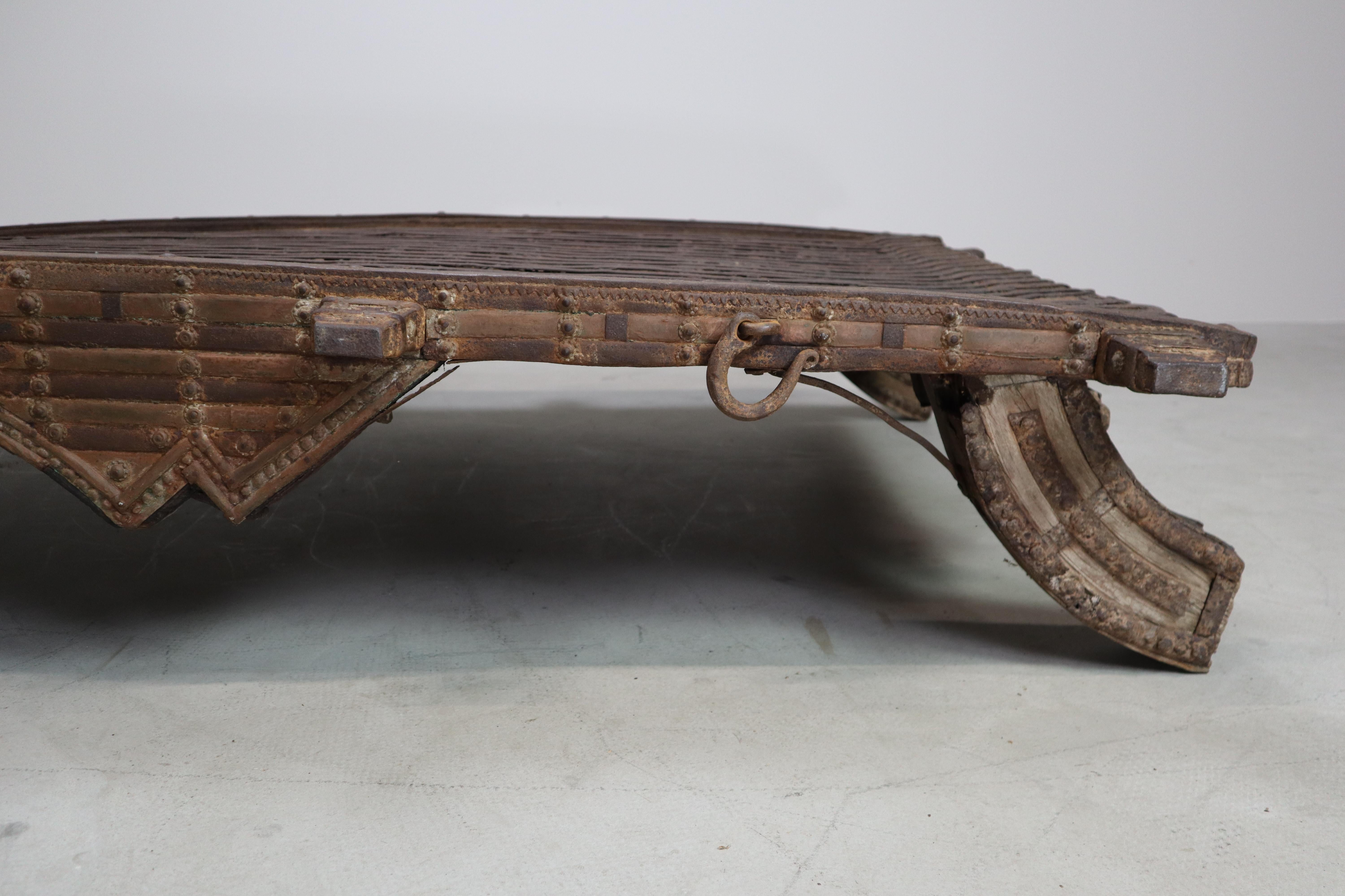 Antico tavolo indiano con carro a buoi in ottone e ferro - c.1800, oggetto Wabi-Sabi in vendita 12