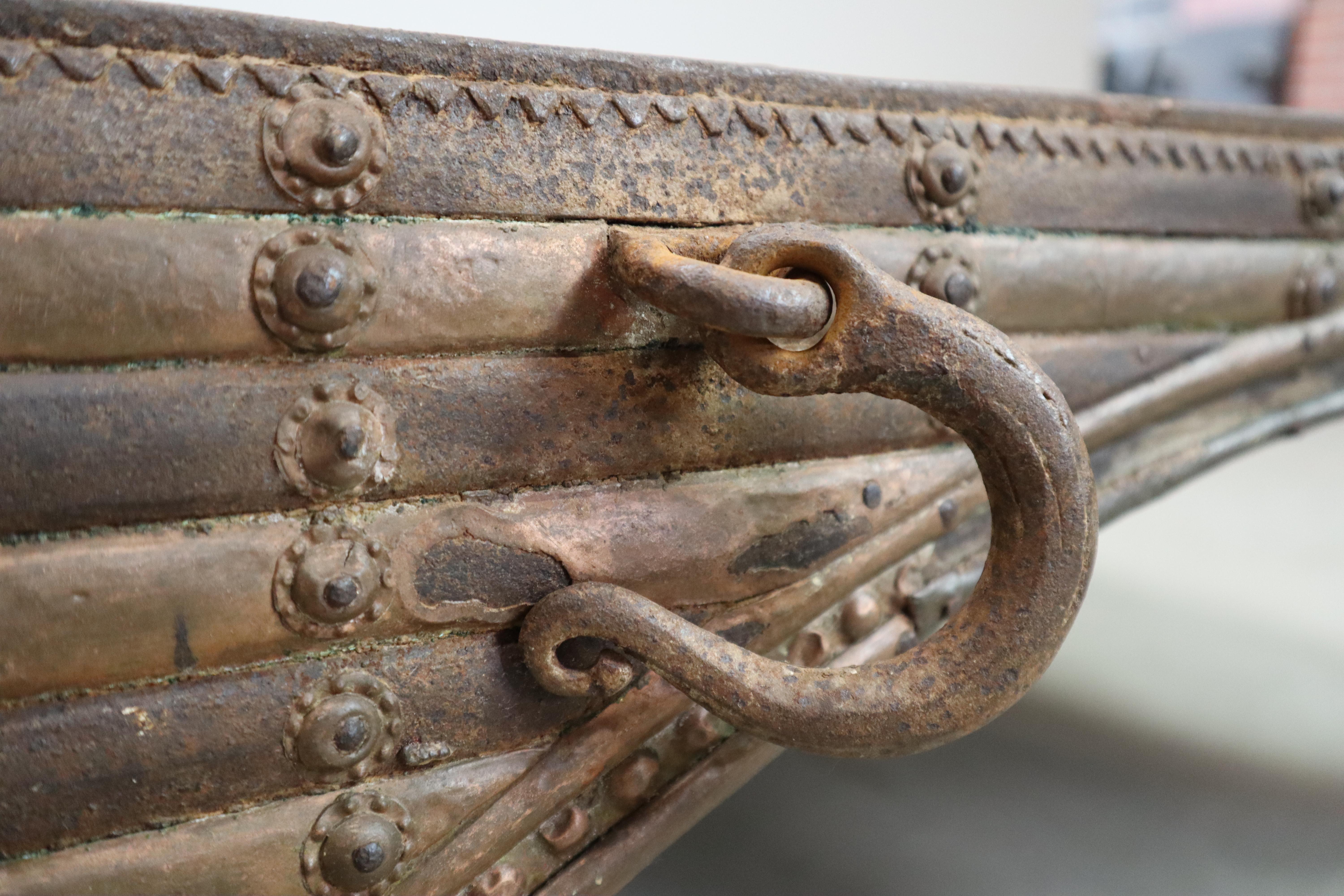 Una reliquia profondamente strutturata dell'artigianato indiano vernacolare, questa piattaforma per carri trainati da buoi della fine del XVIII e dell'inizio del XIX secolo non offre solo un mobile, ma una narrazione in legno massiccio. Un tempo