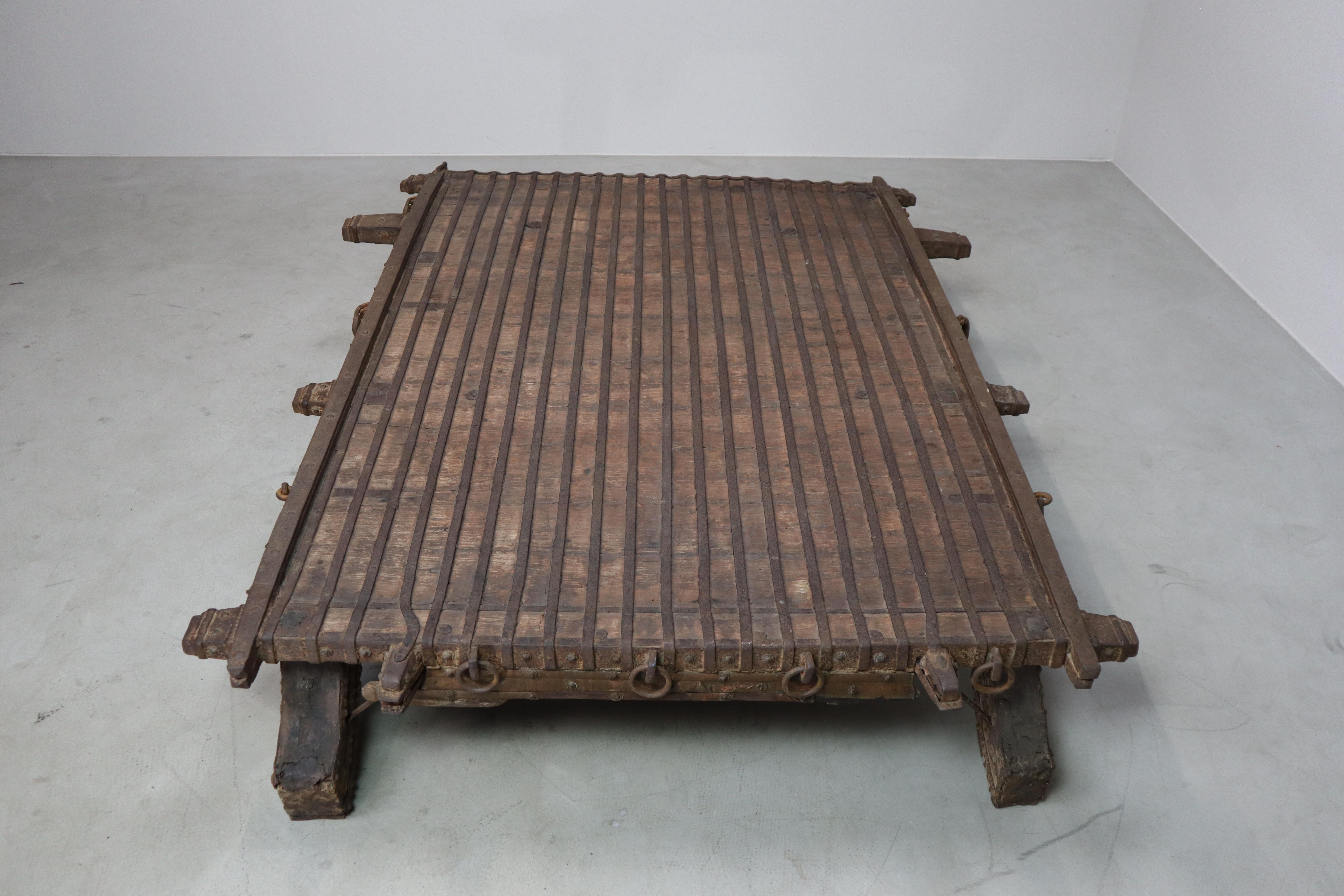 Antico tavolo indiano con carro a buoi in ottone e ferro - c.1800, oggetto Wabi-Sabi in vendita 13
