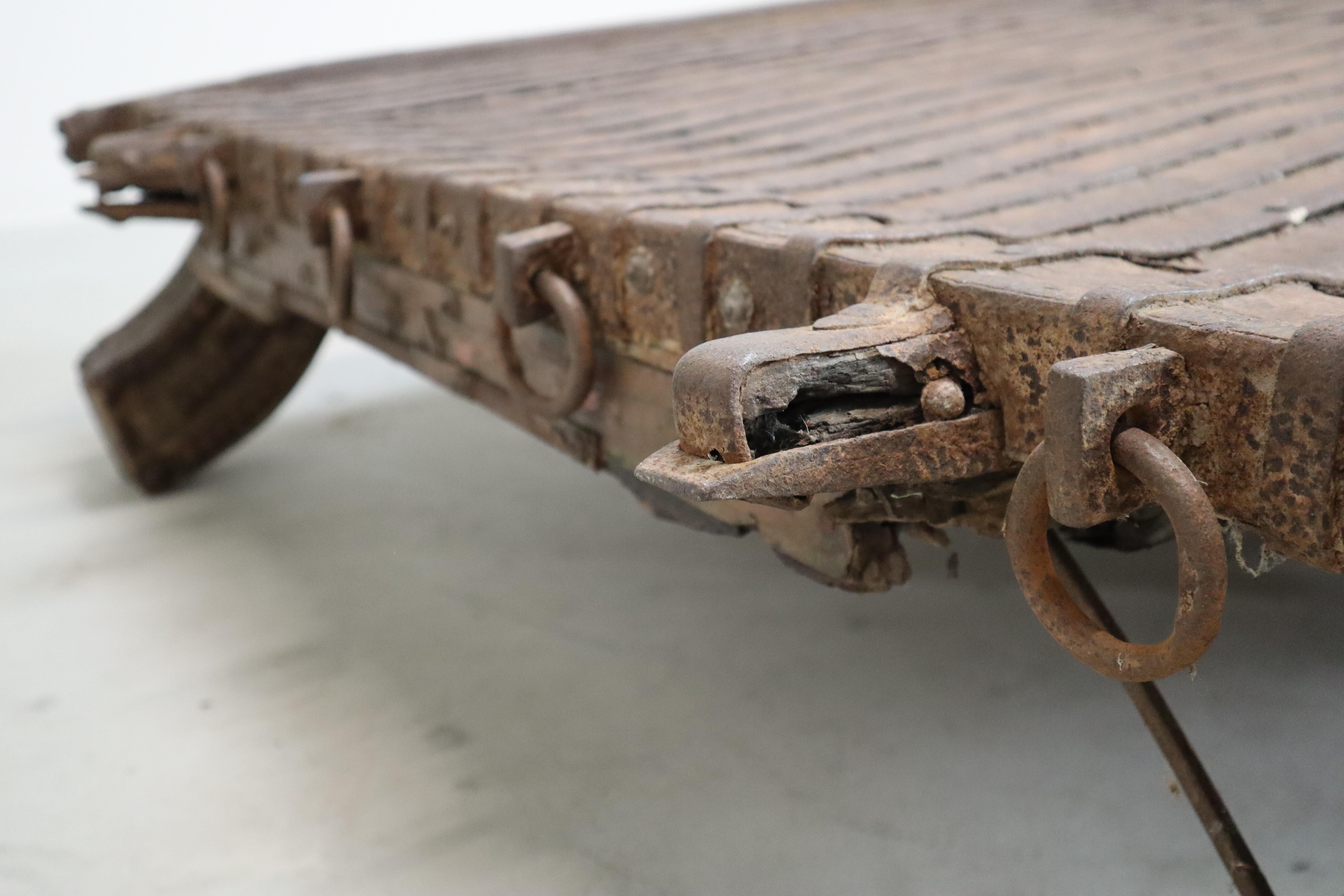 Indiano Antico tavolo indiano con carro a buoi in ottone e ferro - c.1800, oggetto Wabi-Sabi in vendita