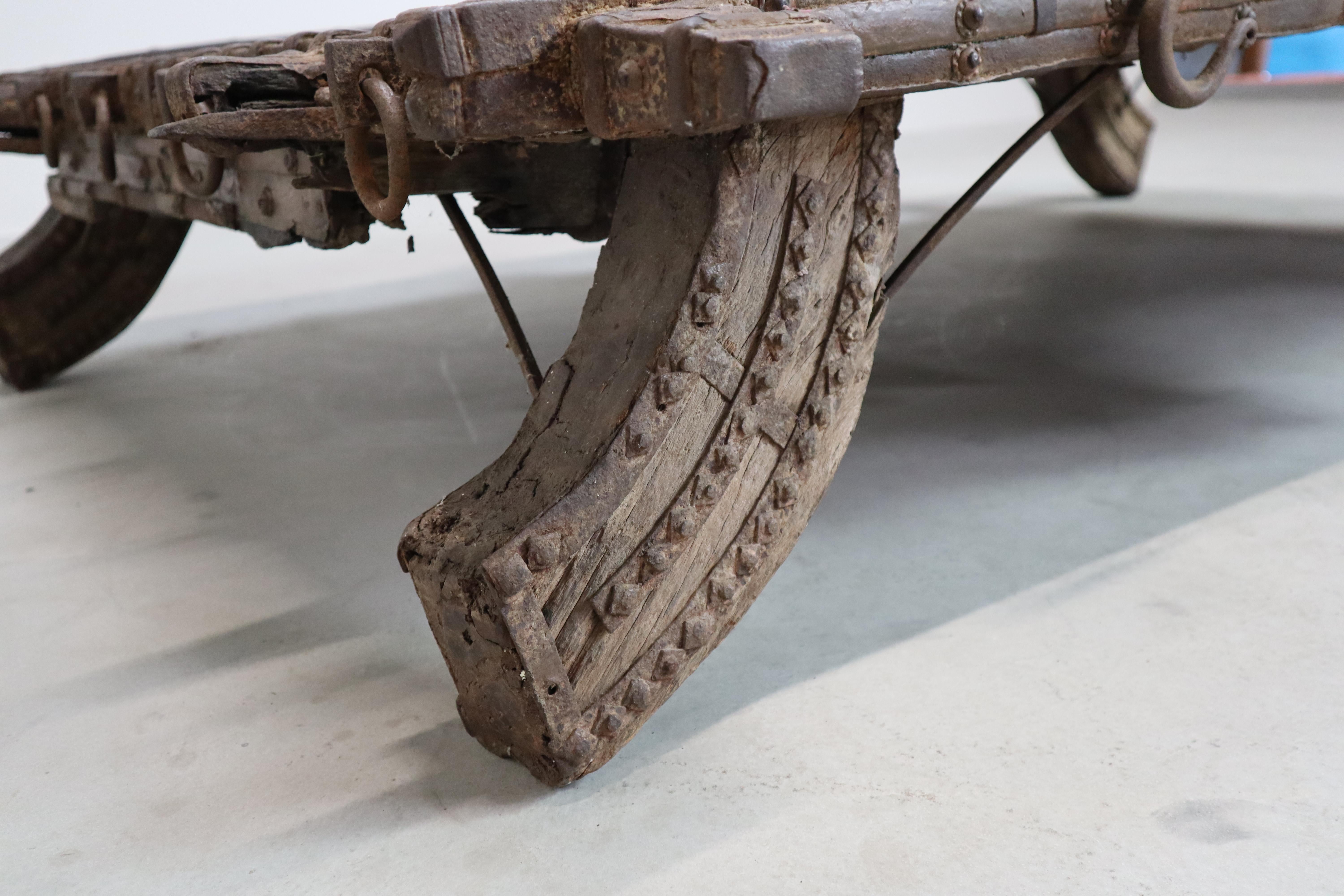 Antico tavolo indiano con carro a buoi in ottone e ferro - c.1800, oggetto Wabi-Sabi In condizioni buone in vendita a Langemark-Poelkapelle, BE