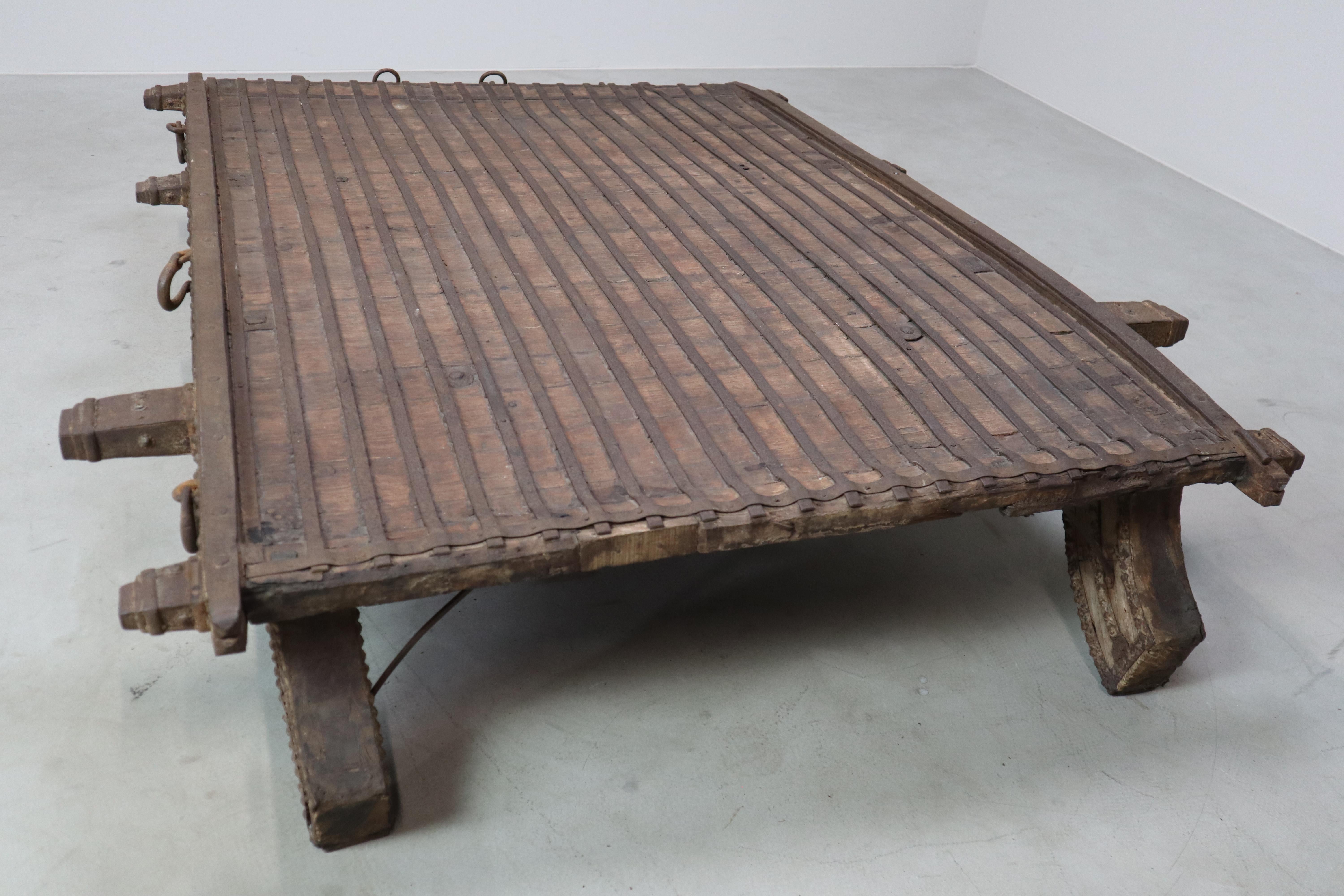 XIX secolo Antico tavolo indiano con carro a buoi in ottone e ferro - c.1800, oggetto Wabi-Sabi in vendita