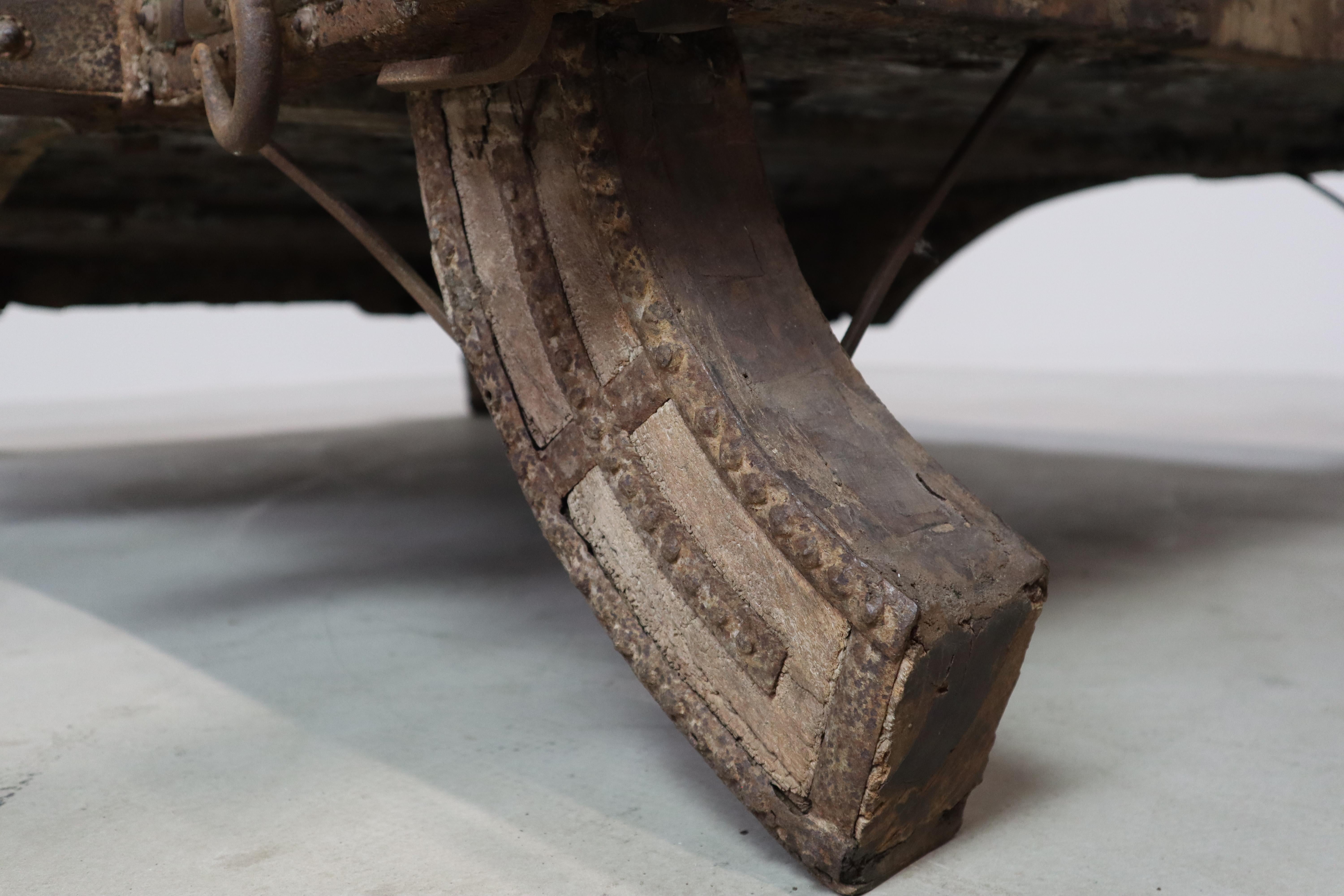 Ottone Antico tavolo indiano con carro a buoi in ottone e ferro - c.1800, oggetto Wabi-Sabi in vendita