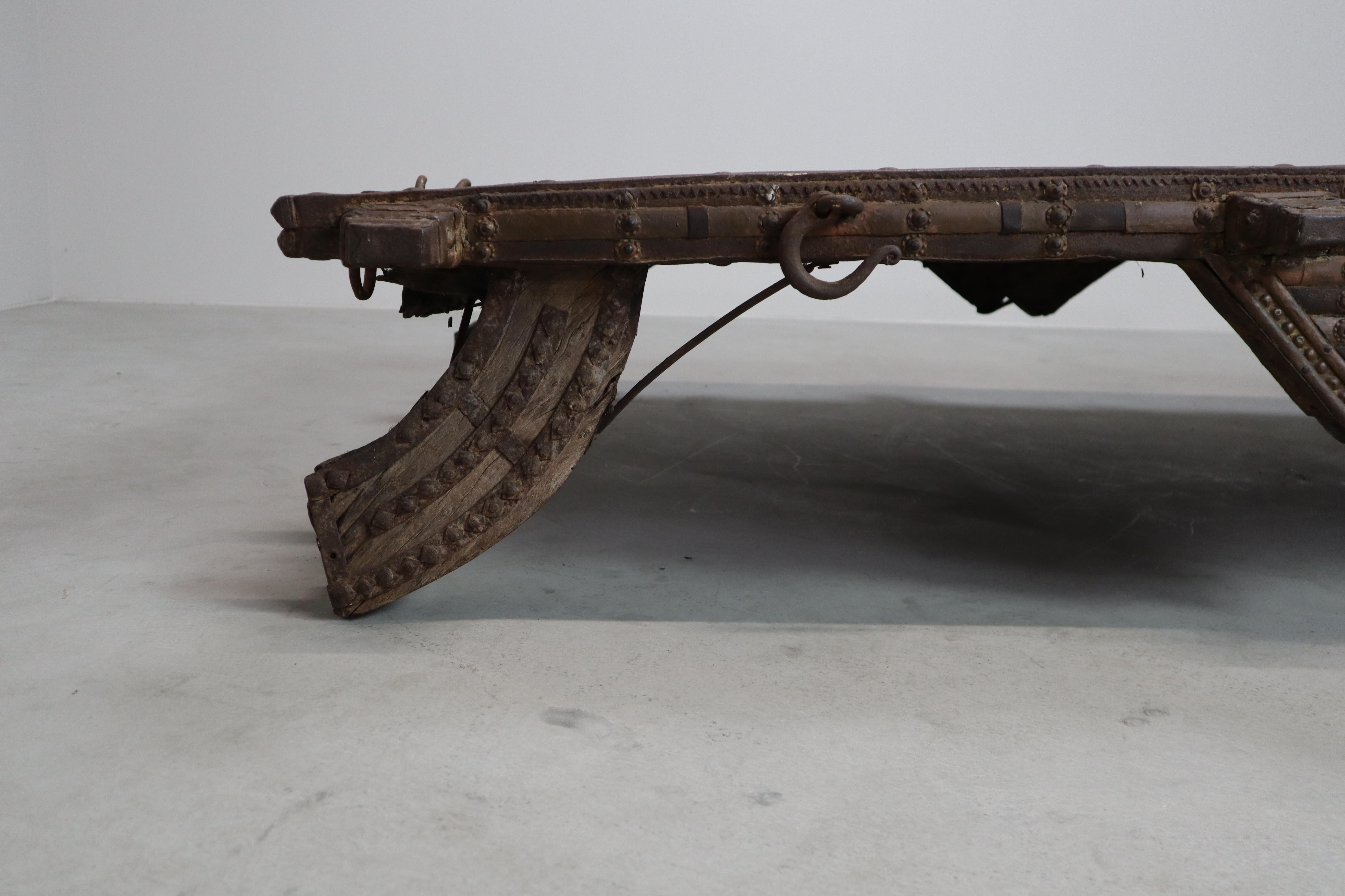 Antico tavolo indiano con carro a buoi in ottone e ferro - c.1800, oggetto Wabi-Sabi in vendita 1