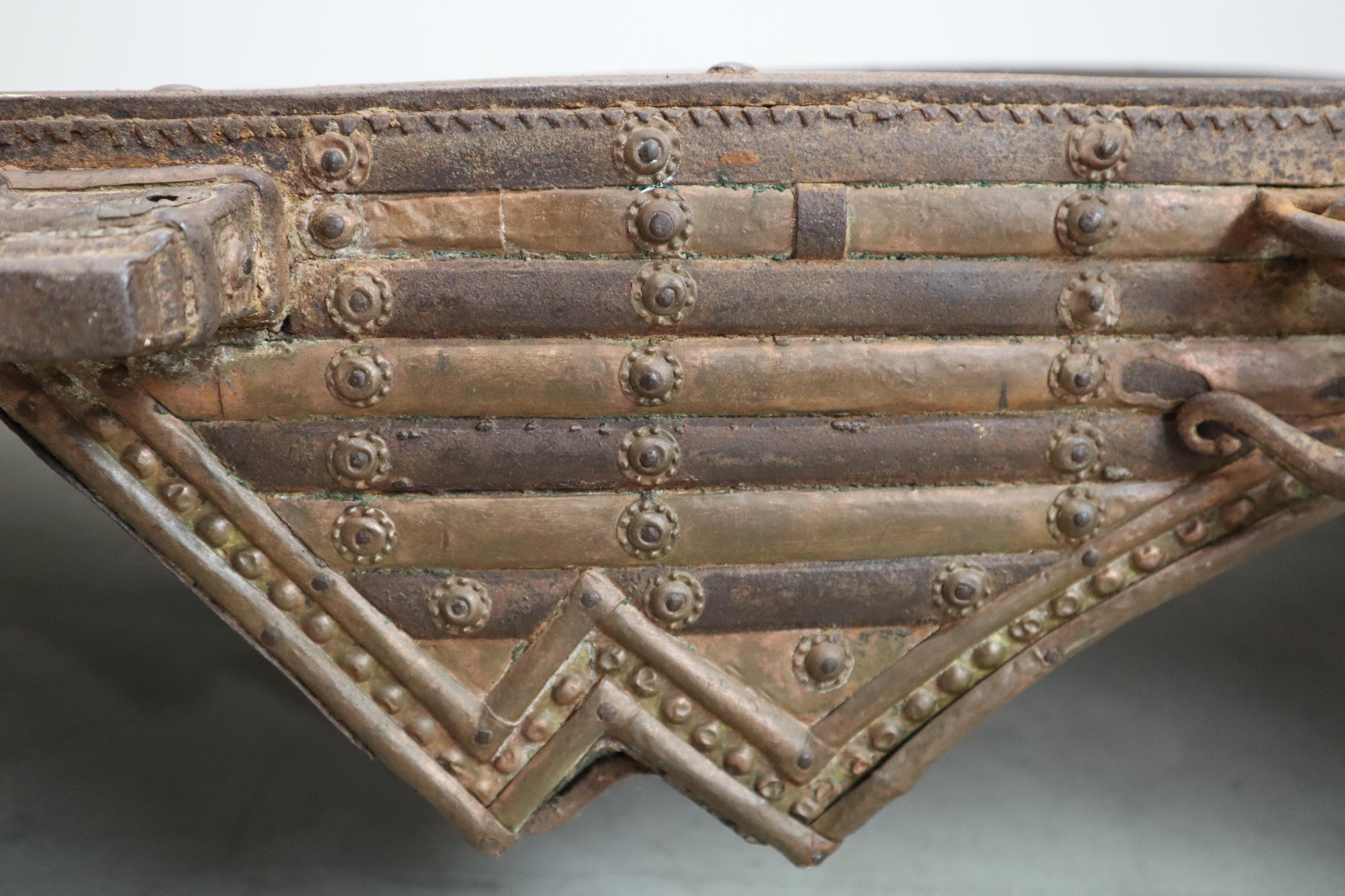 Antico tavolo indiano con carro a buoi in ottone e ferro - c.1800, oggetto Wabi-Sabi in vendita 2